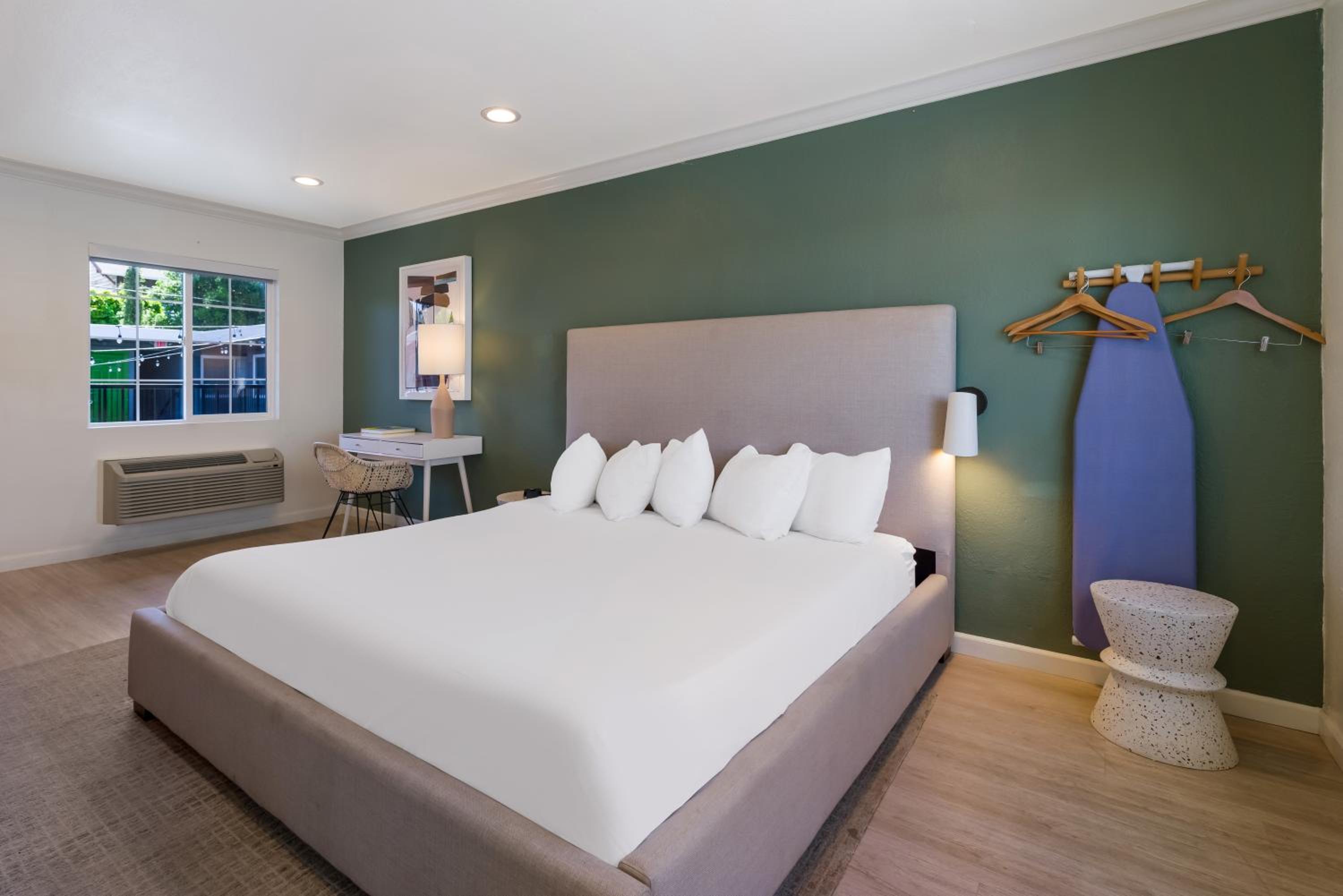 Standard King Room photo 3