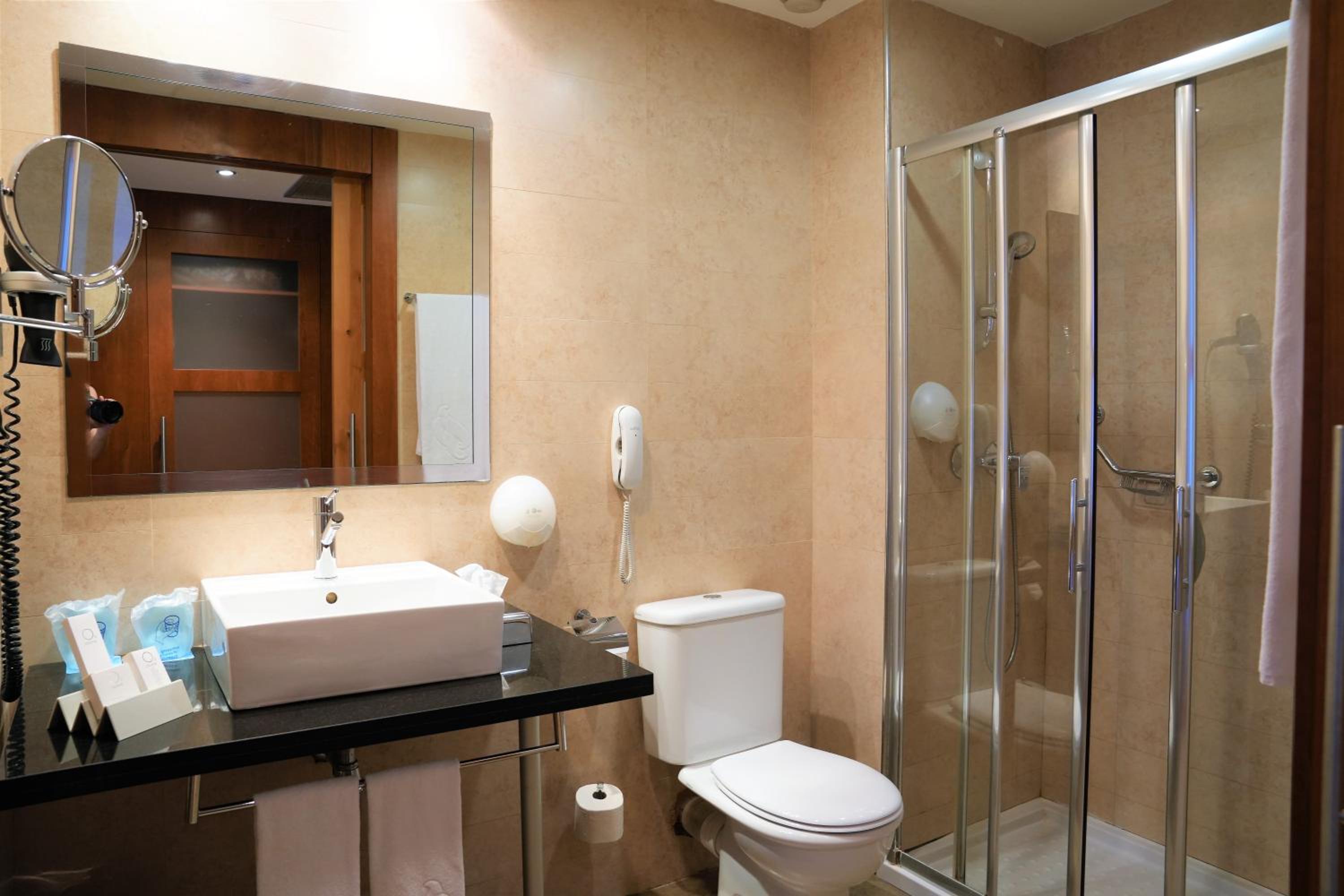 Habitación triple con traslado al aeropuerto (1 adulto)