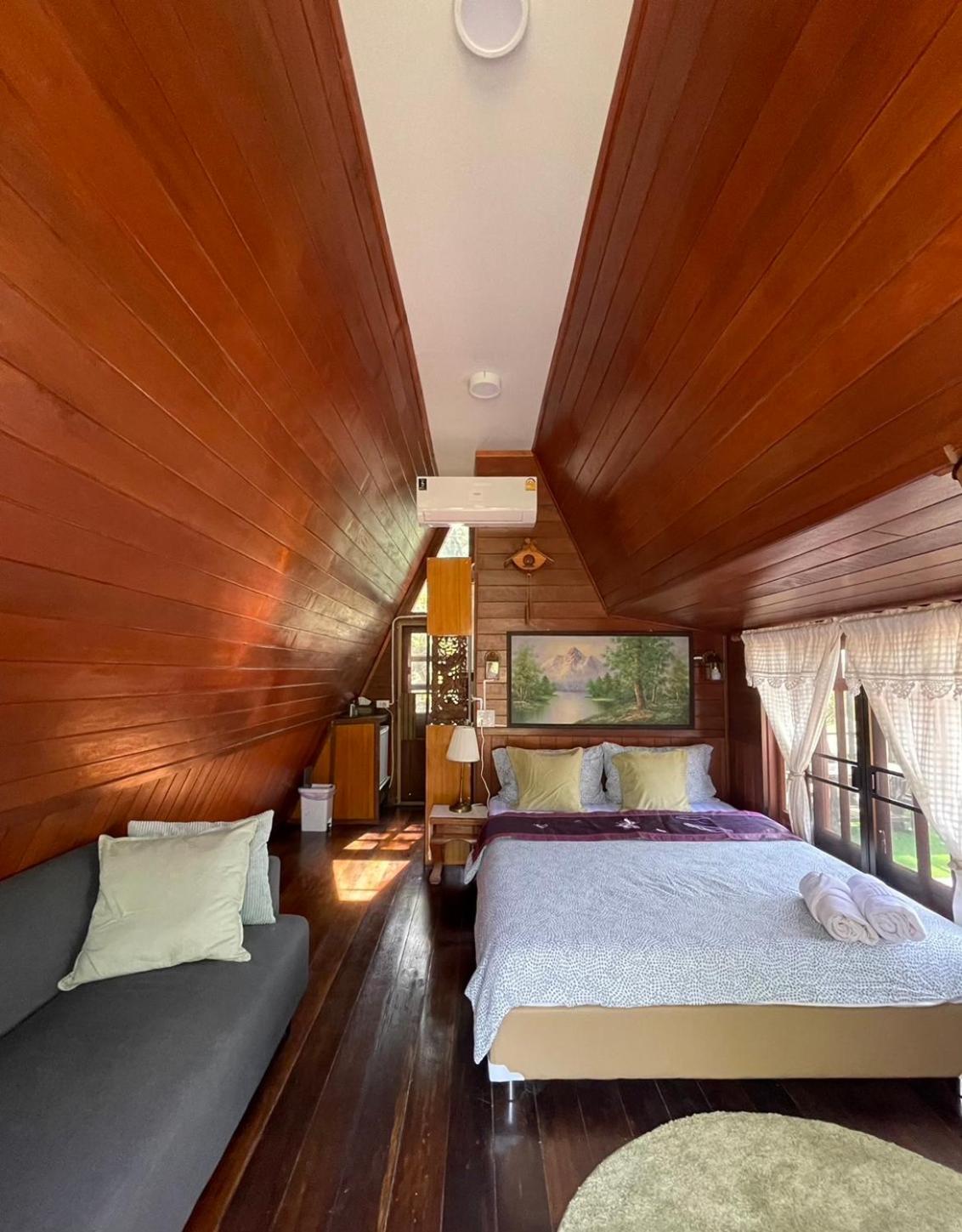 Deluxe Queen Room - Photo 7
