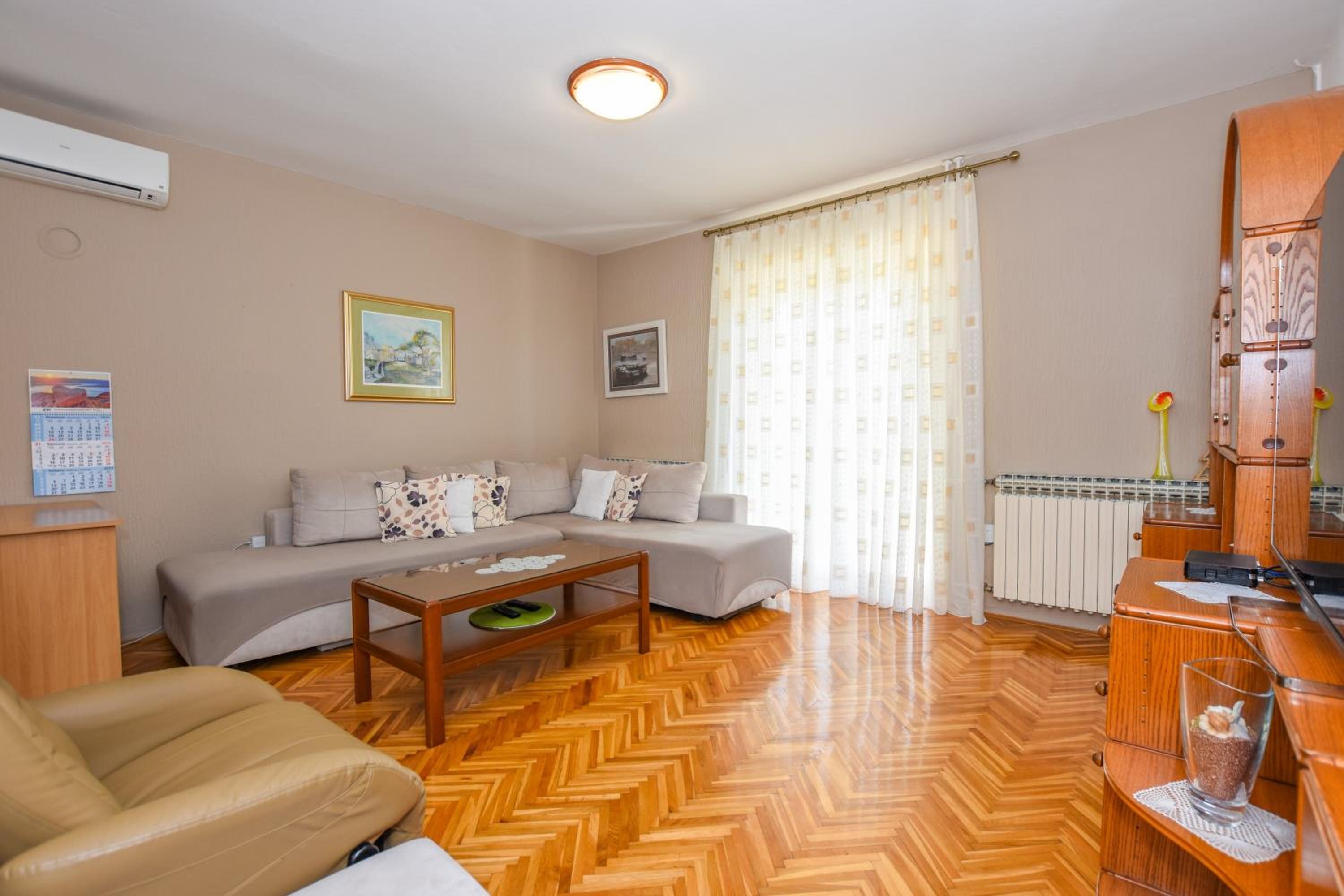 One-Bedroom Apartment - Photo 2