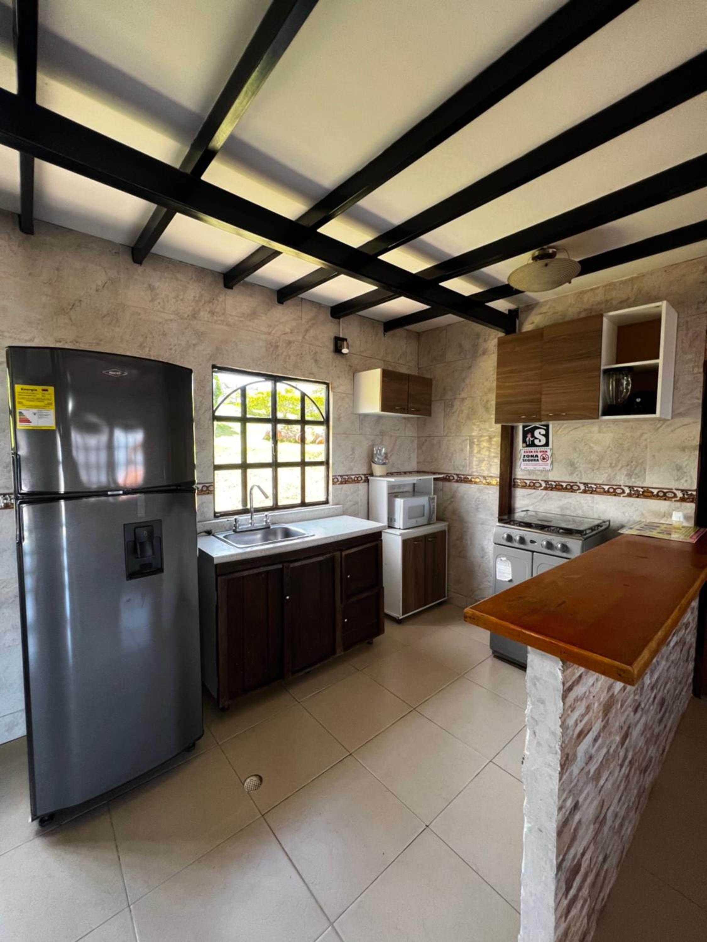 Six-Bedroom House photo 3