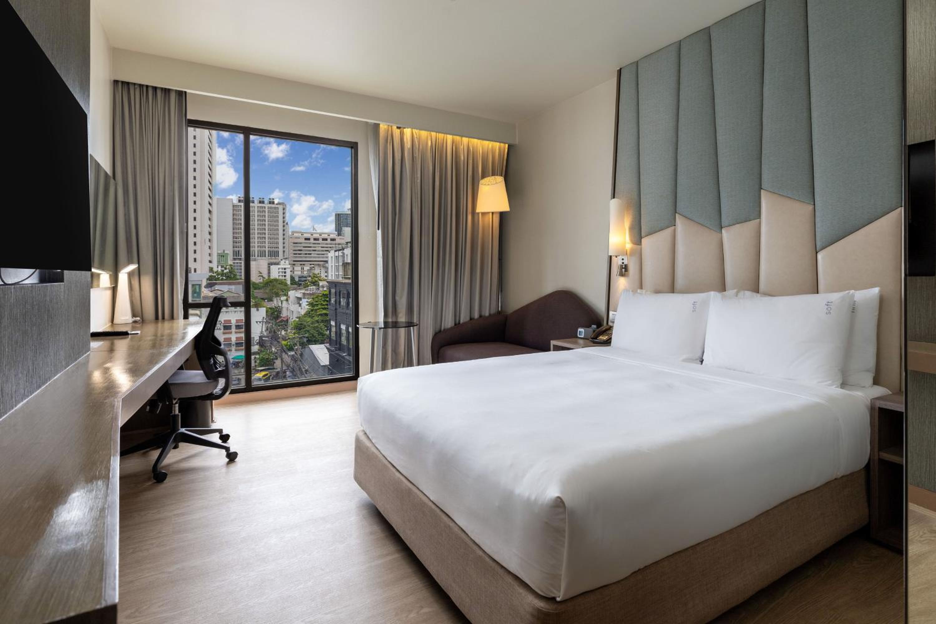 Standard Queen Room with Street View and Free Breakfast photo 3