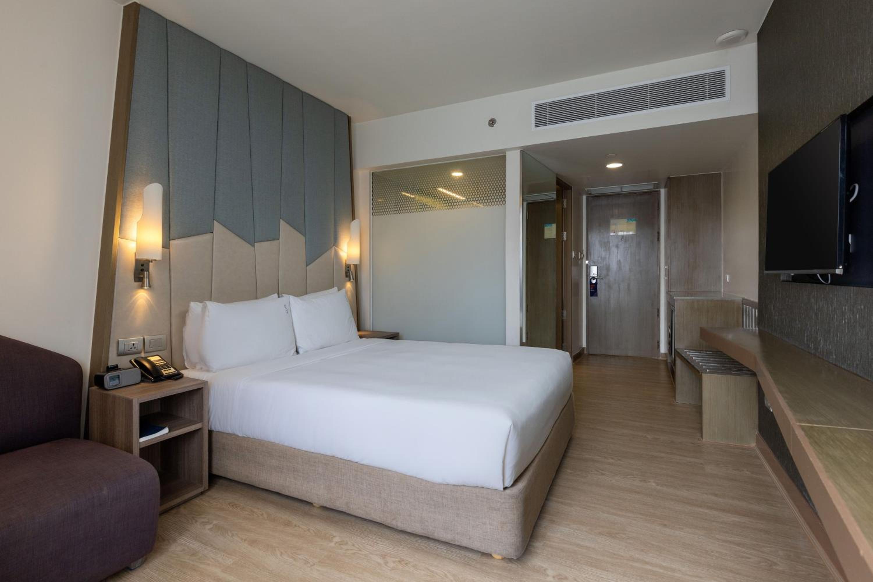Standard Queen Room with Balcony and Free Breakfast photo 3