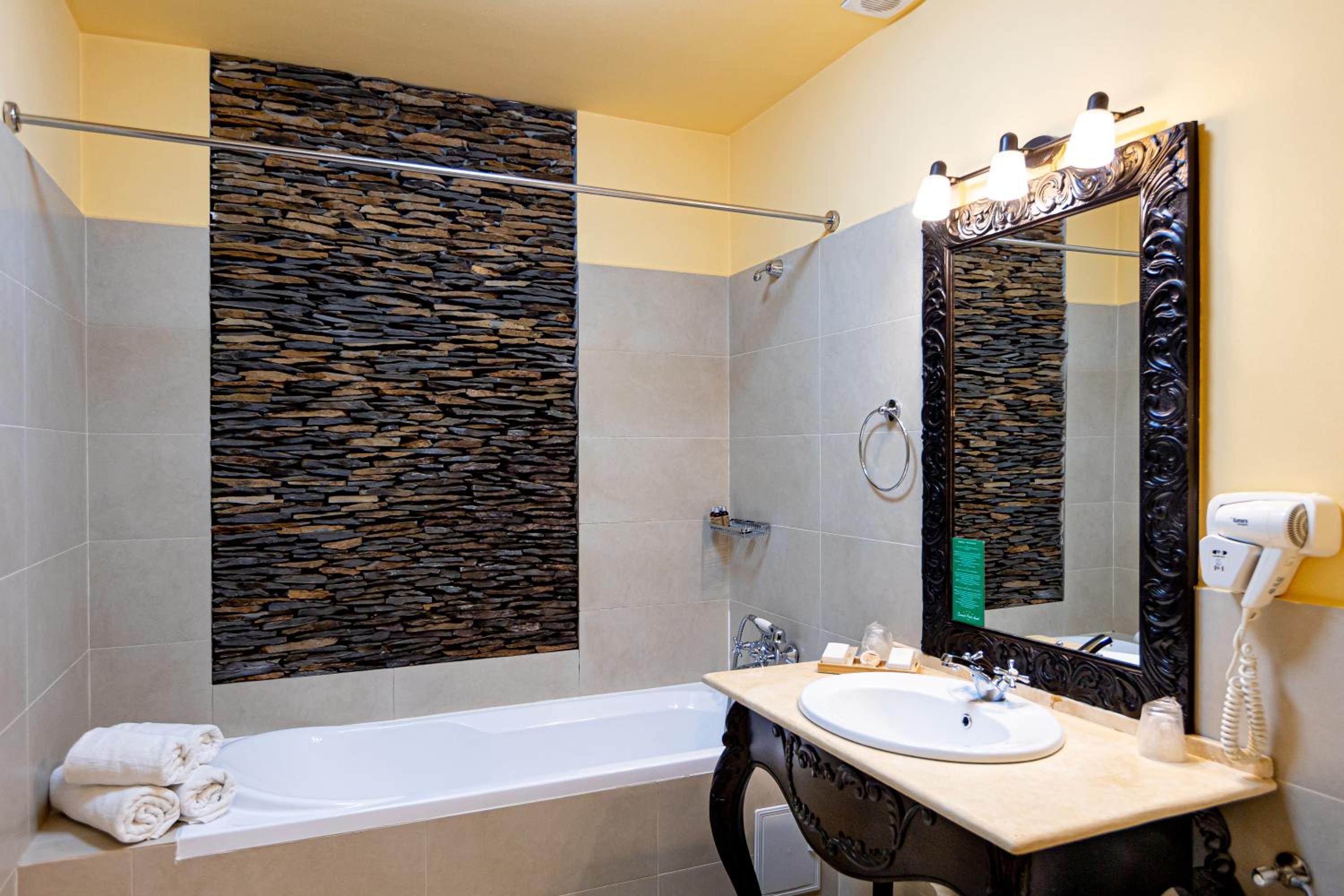Deluxe Double Room with Balcony photo 2