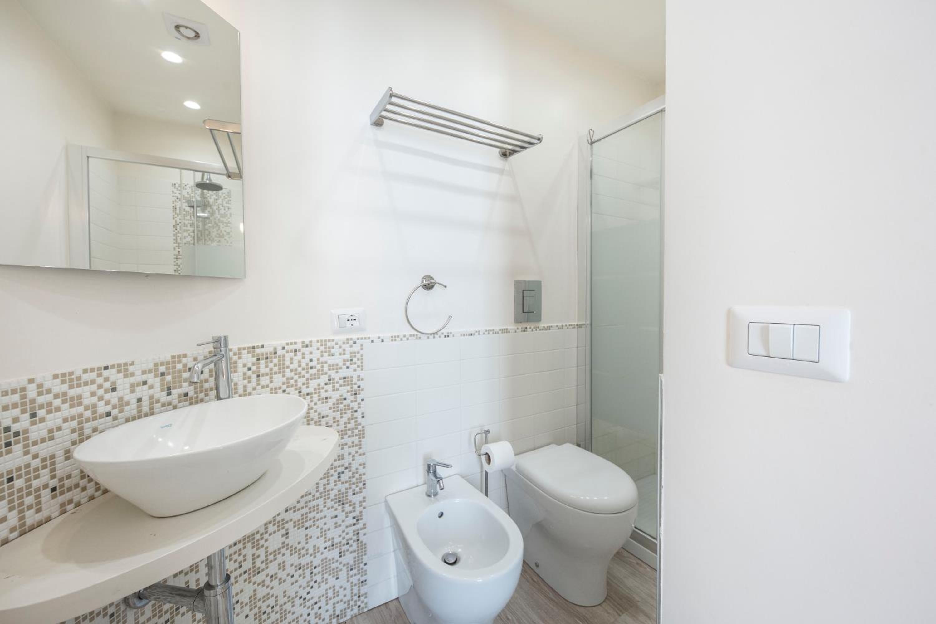 Double Room with Balcony - Photo 13