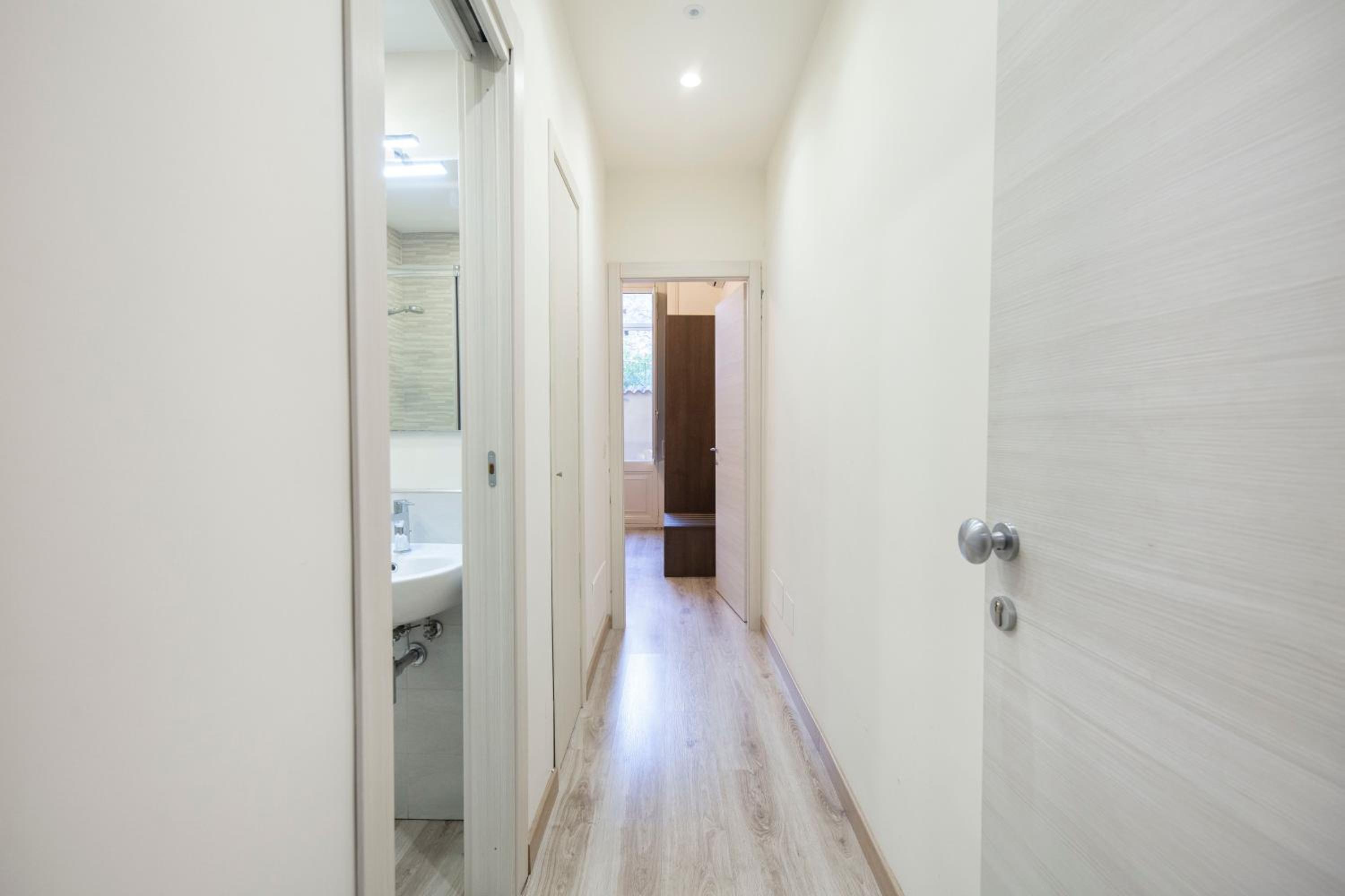 Double Room with Balcony - Photo 14