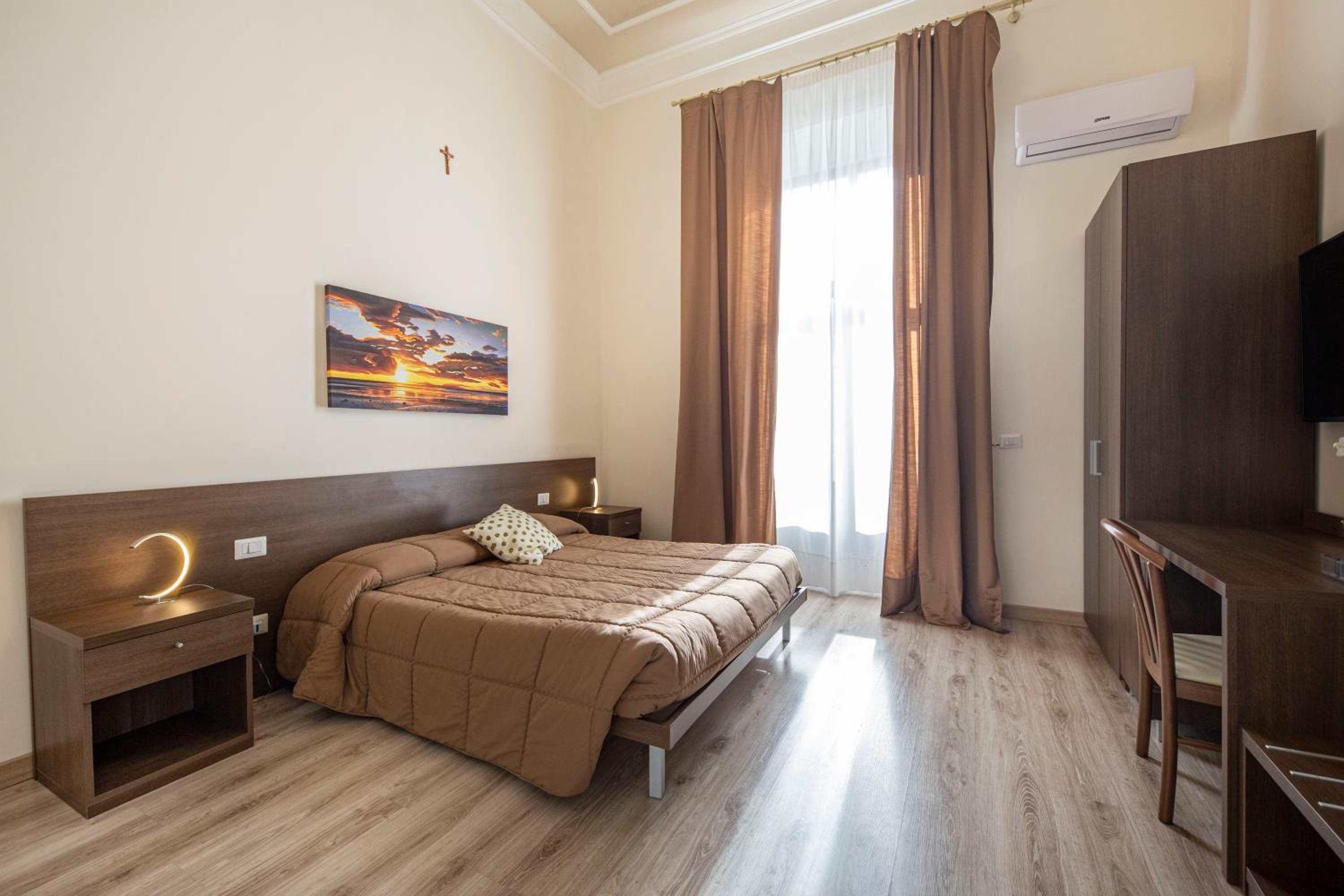 Double Room with Balcony - Photo 11