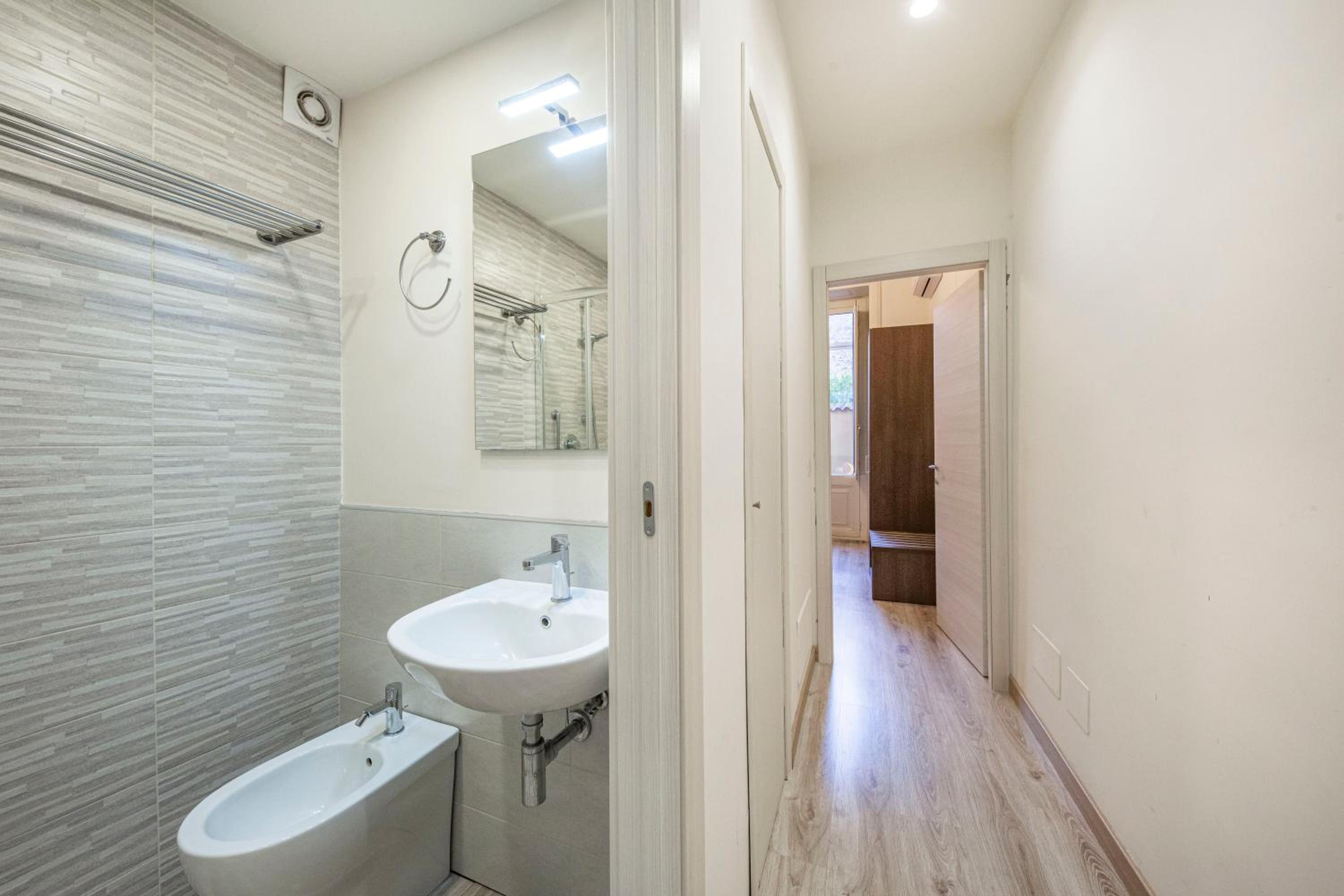 Double Room with Balcony - Photo 10