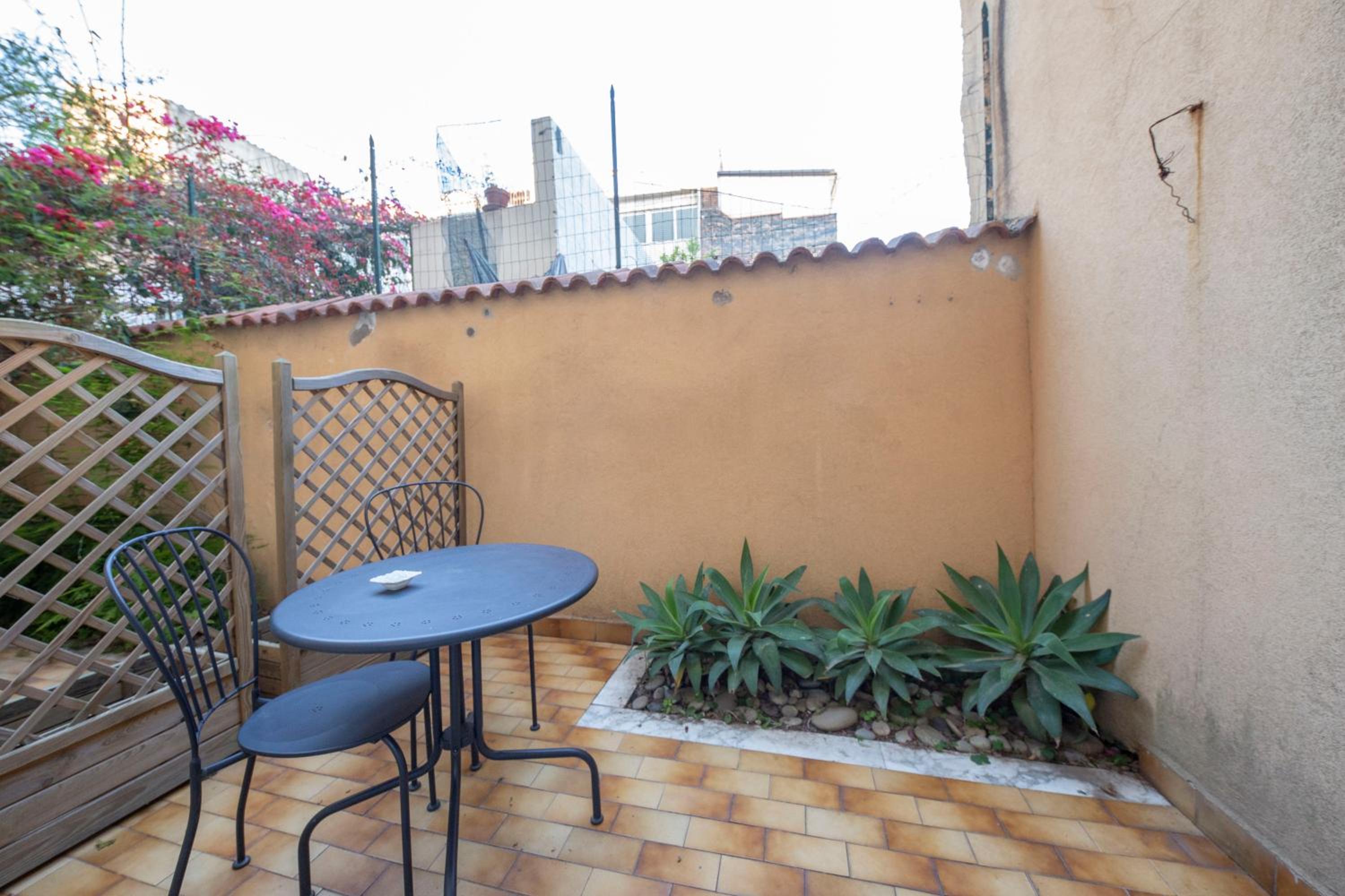 Double Room with Balcony - Photo 8