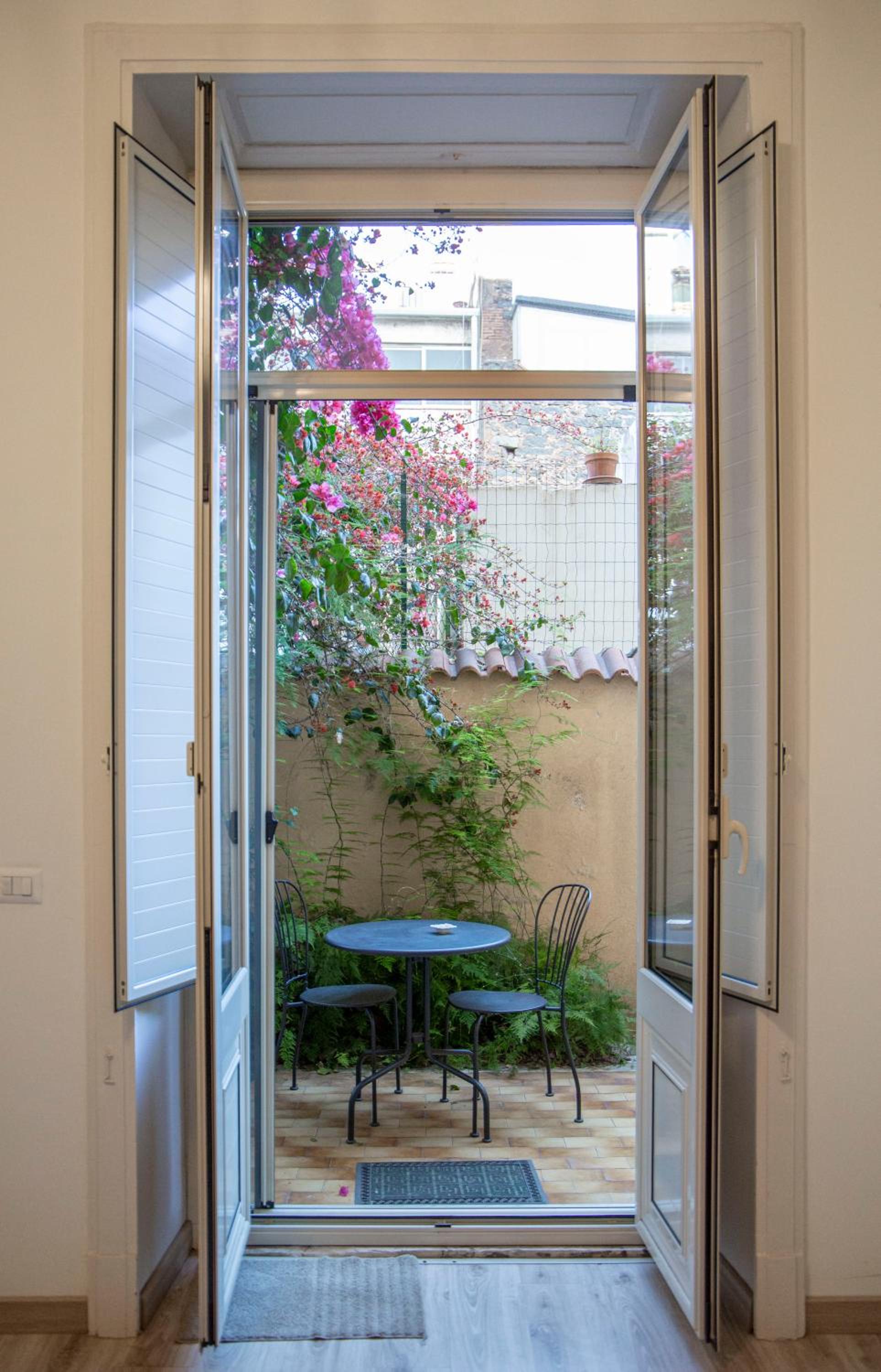 Double Room with Balcony - Photo 6