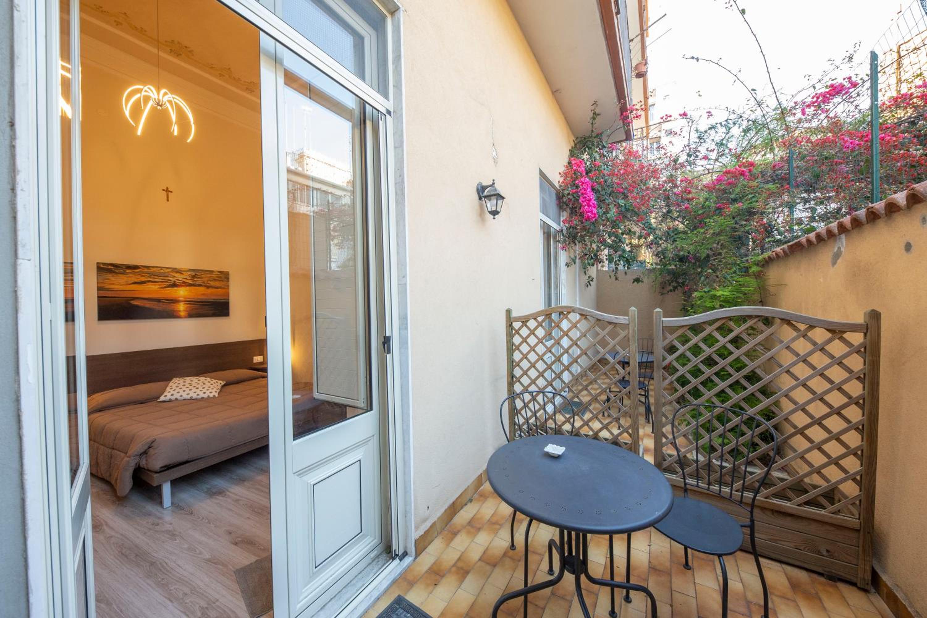 Double Room with Balcony - Photo 5