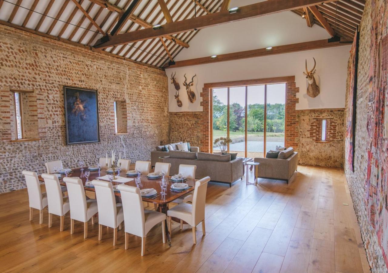 Six-Bedroom House photo 3