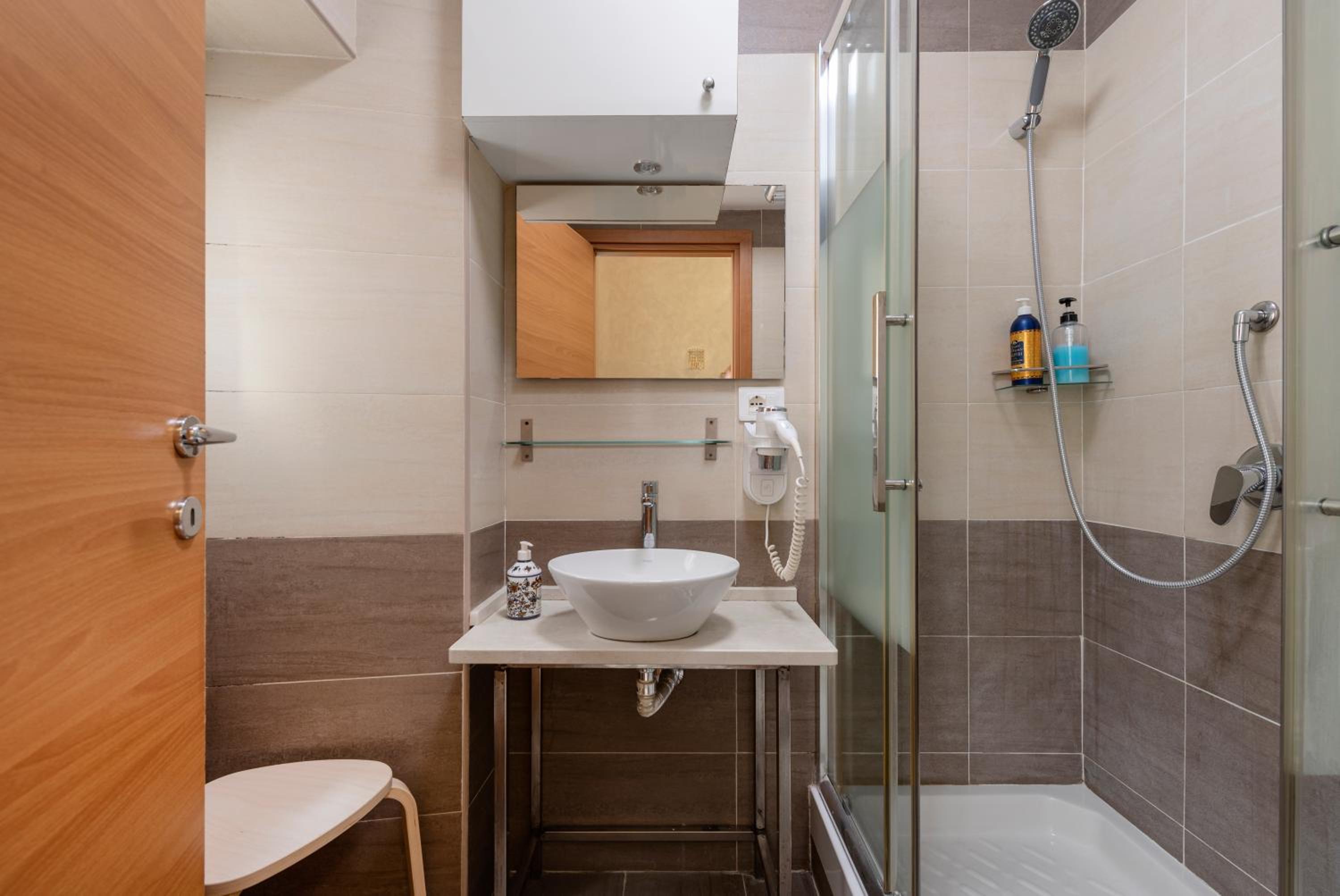 Double or Twin Room with Private Bathroom photo 2