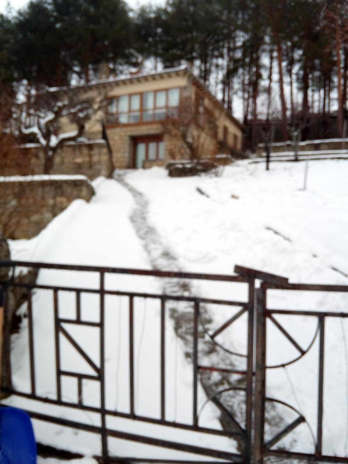Three-Bedroom House photo 2
