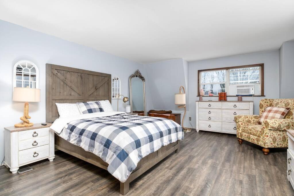 Three-Bedroom House photo 2