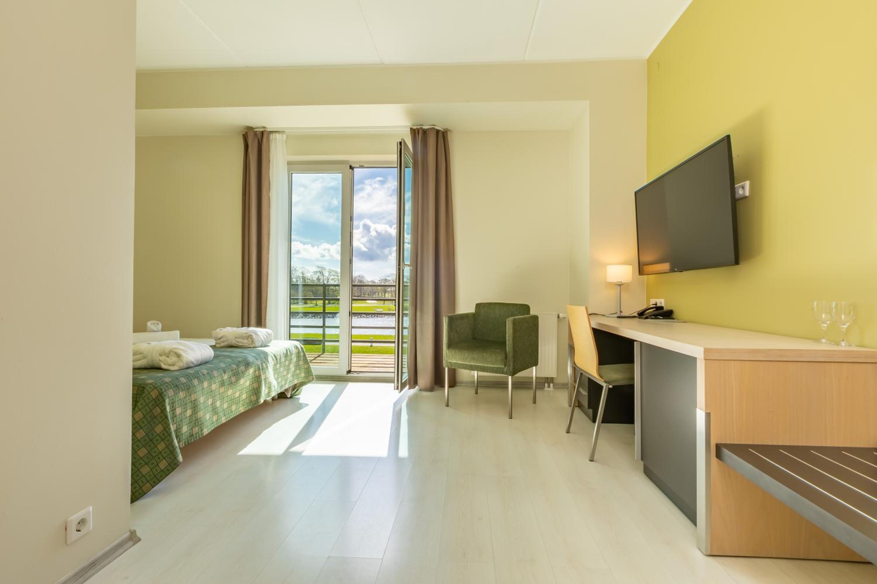 Superior Double Room with Balcony and Spa Access - Photo 16