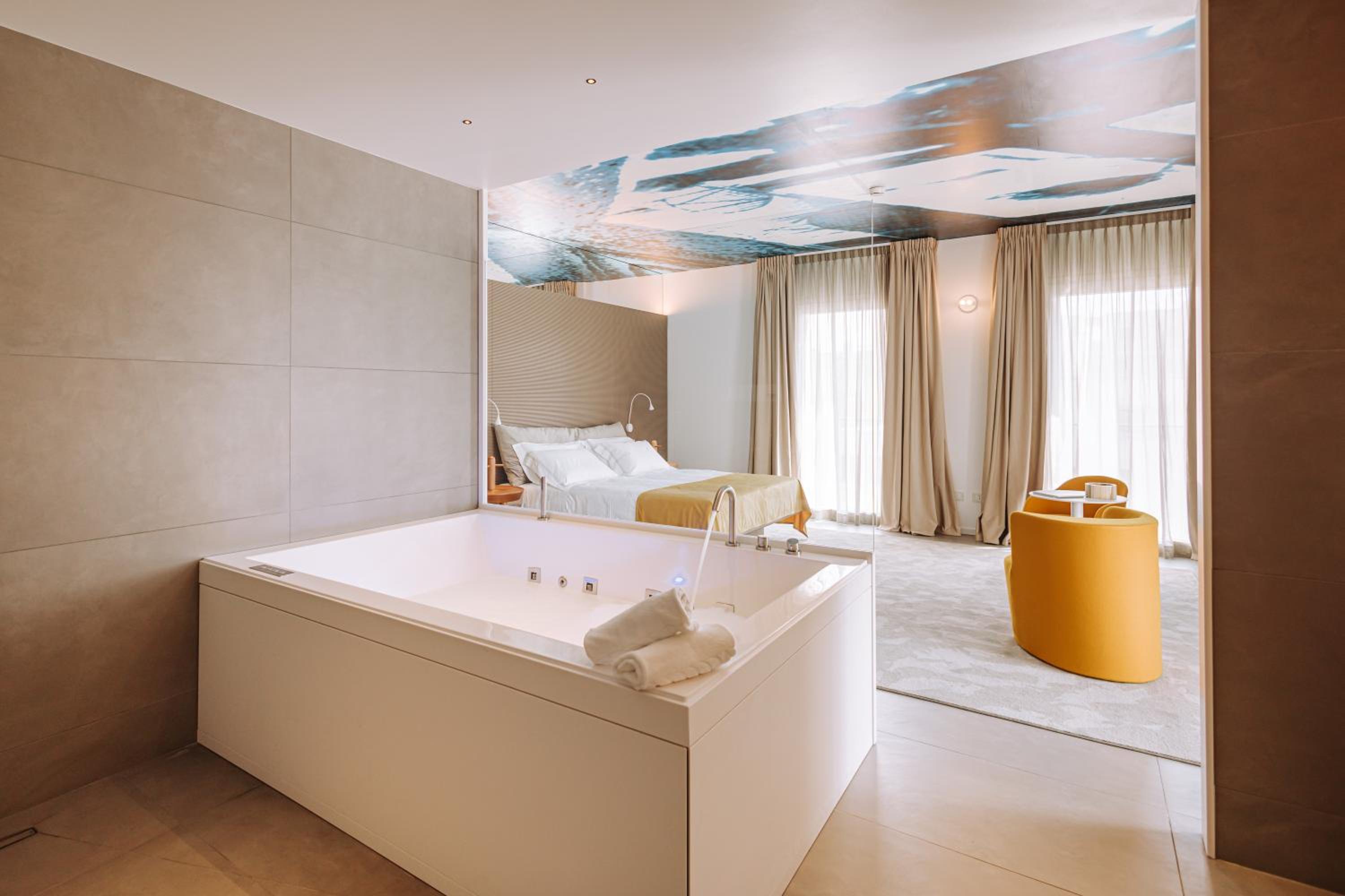 Suite - Photo 3