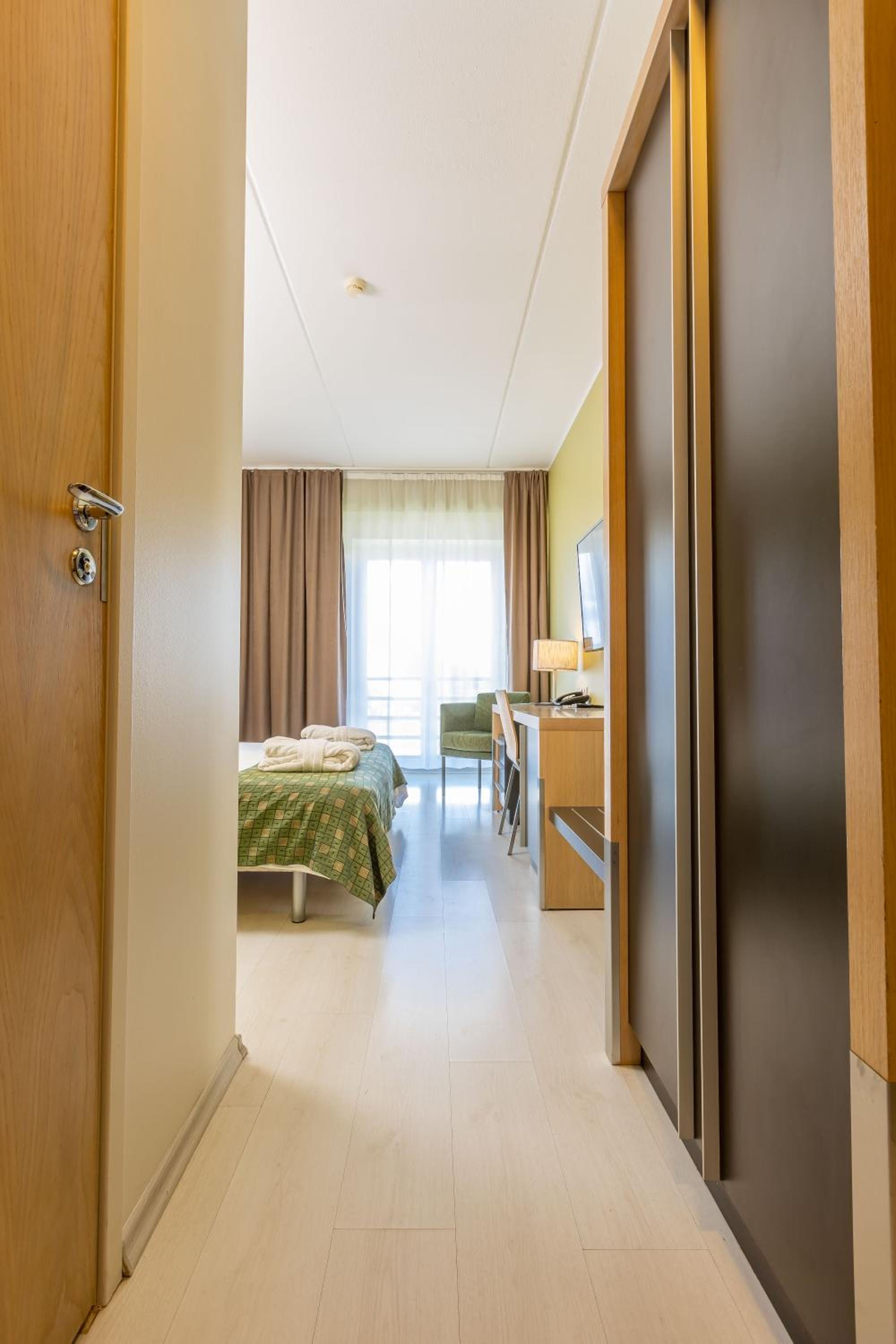 Superior Double Room with Balcony and Spa Access - Photo 10
