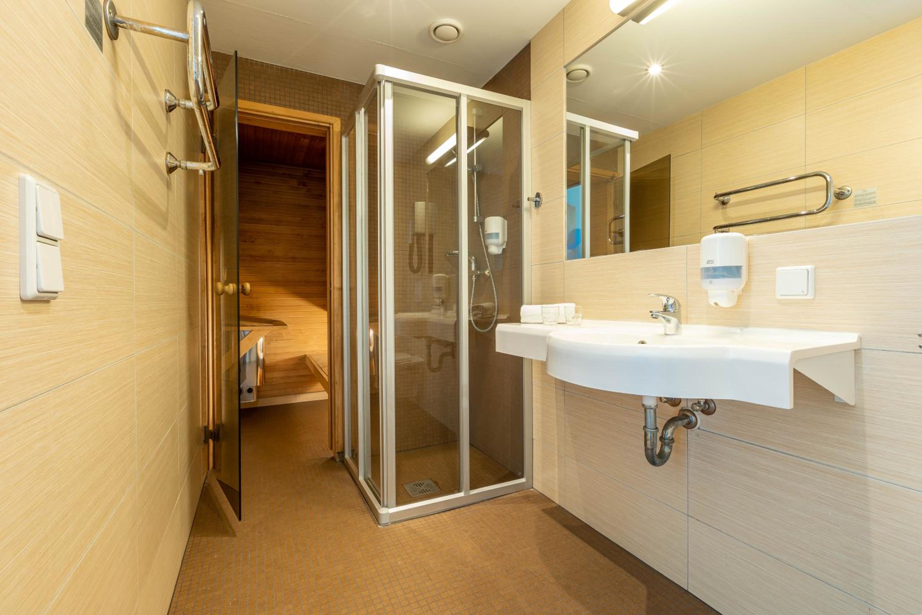Superior Suite with Sauna and Spa Access - Photo 10