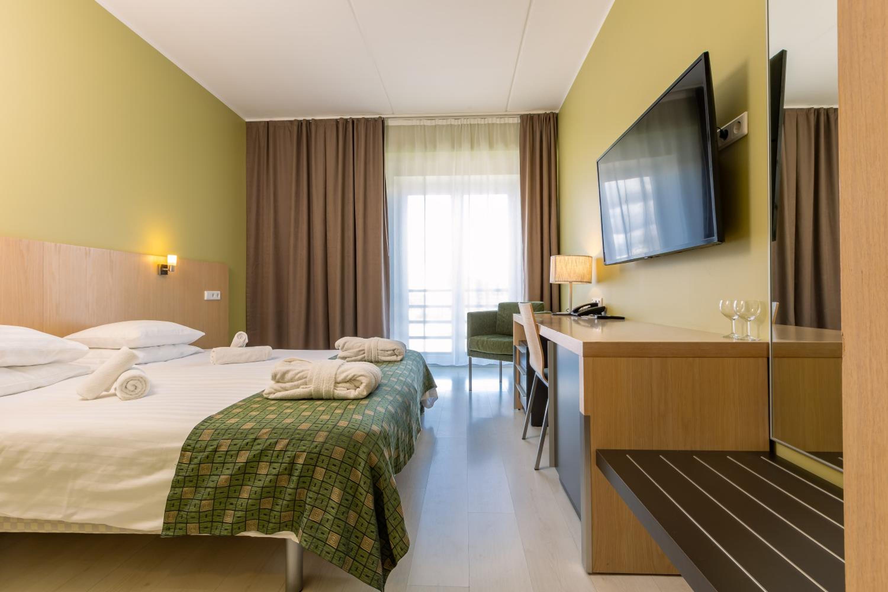 Superior Double Room with Balcony and Spa Access - Photo 6