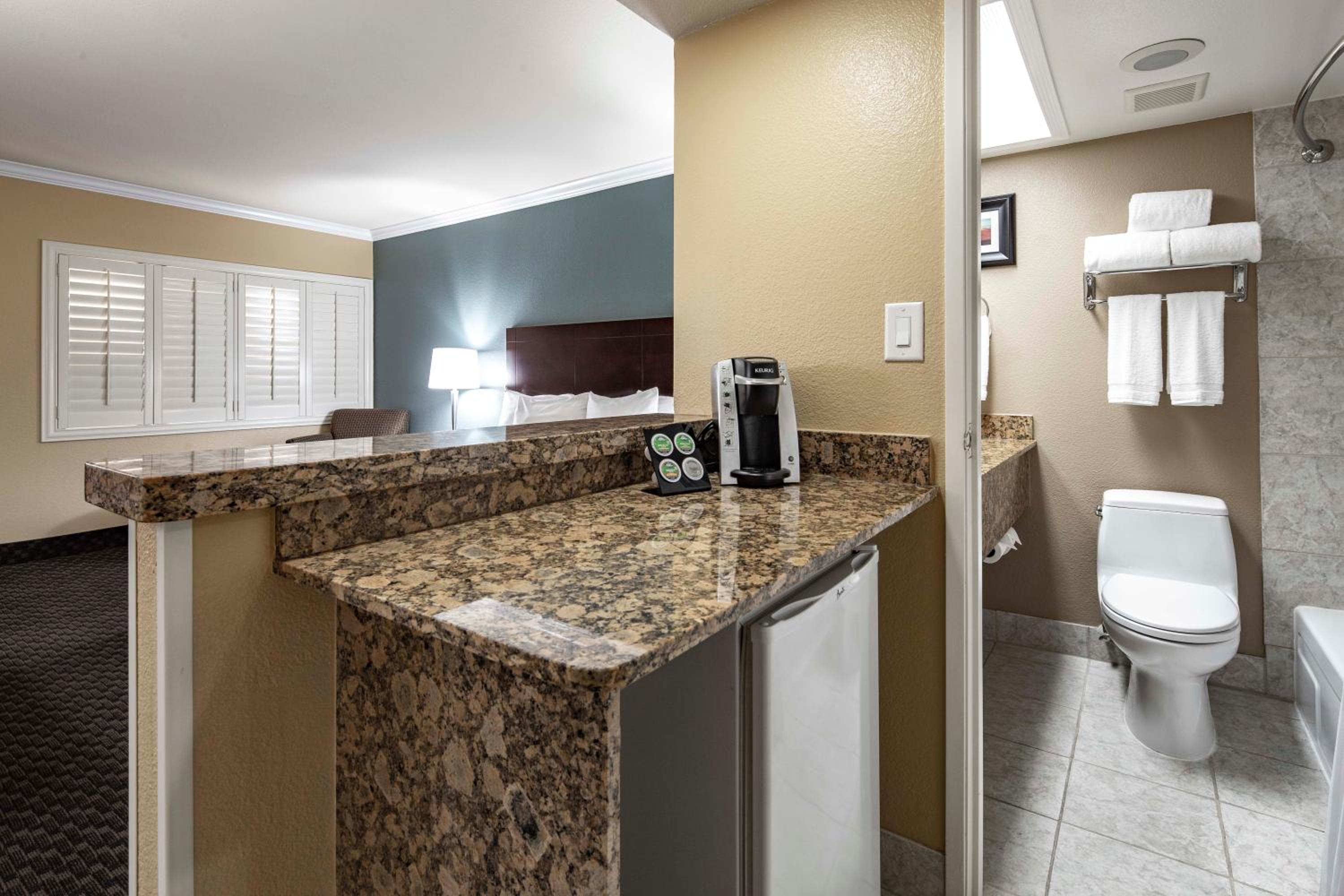 Standard King Room (No Resort Fees + Free Parking) - Photo 7