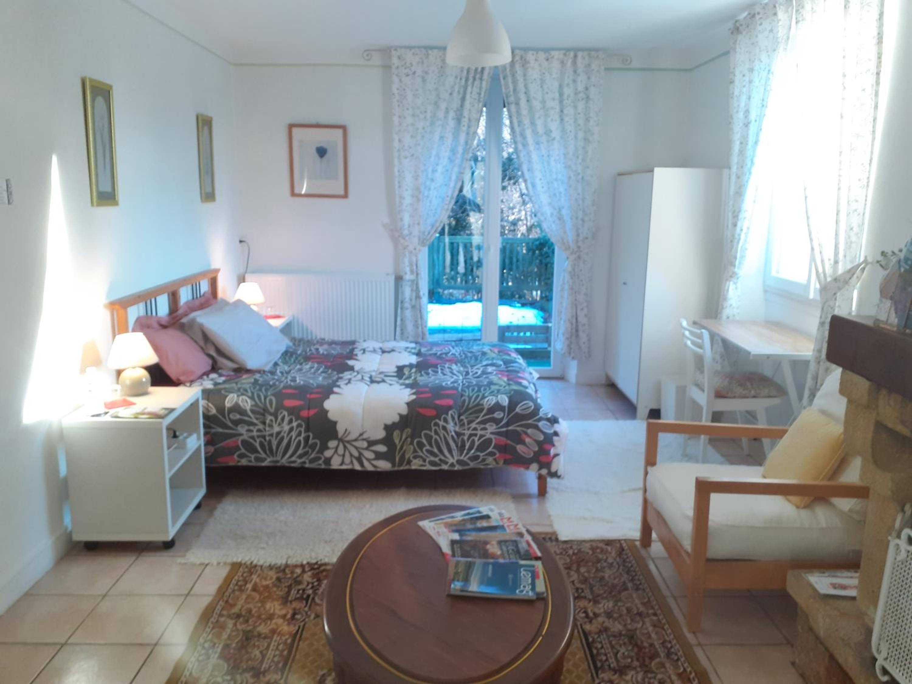 Double Room with Private Bathroom - Photo 2