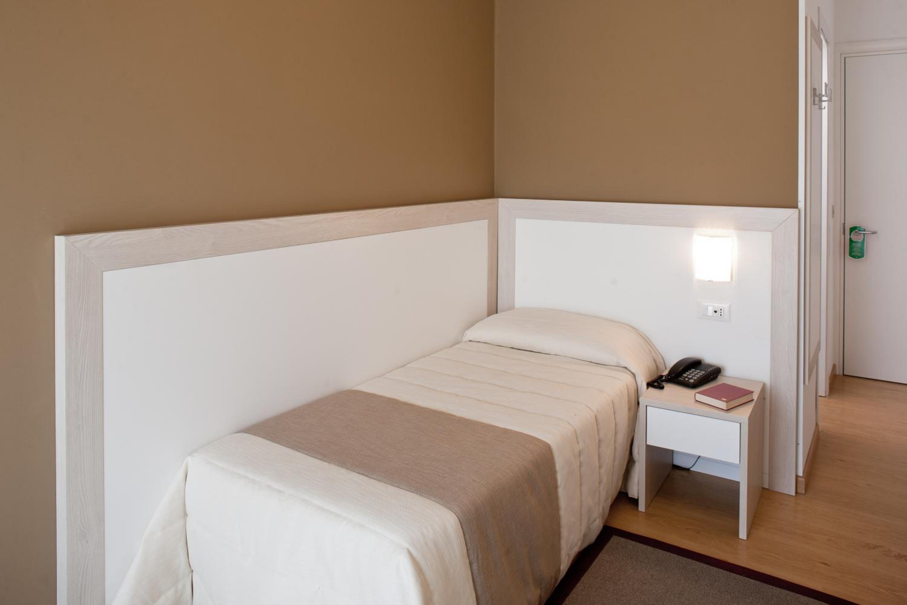 Single Room photo 2