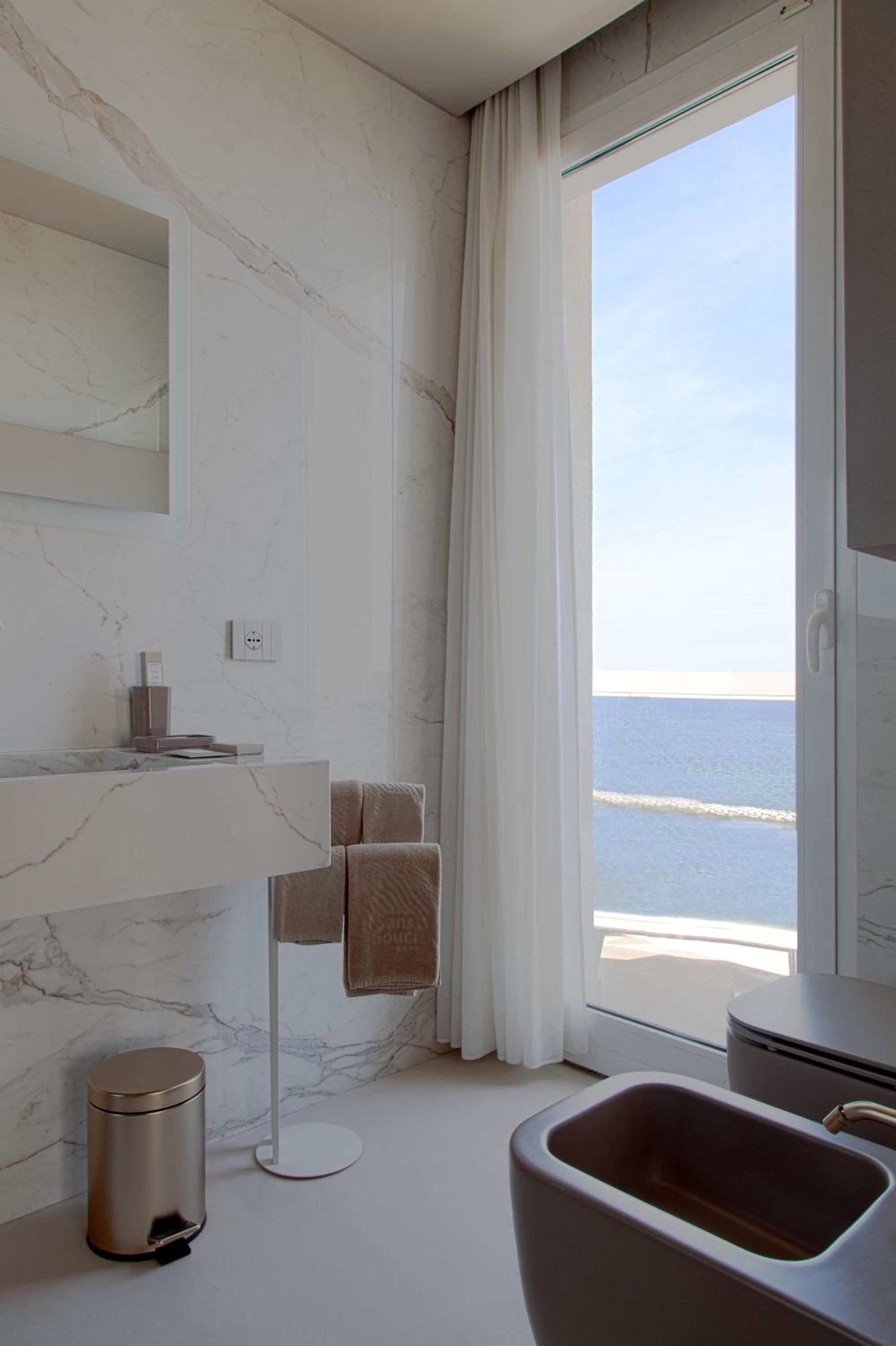 Junior Suite with Sea View - Photo 3