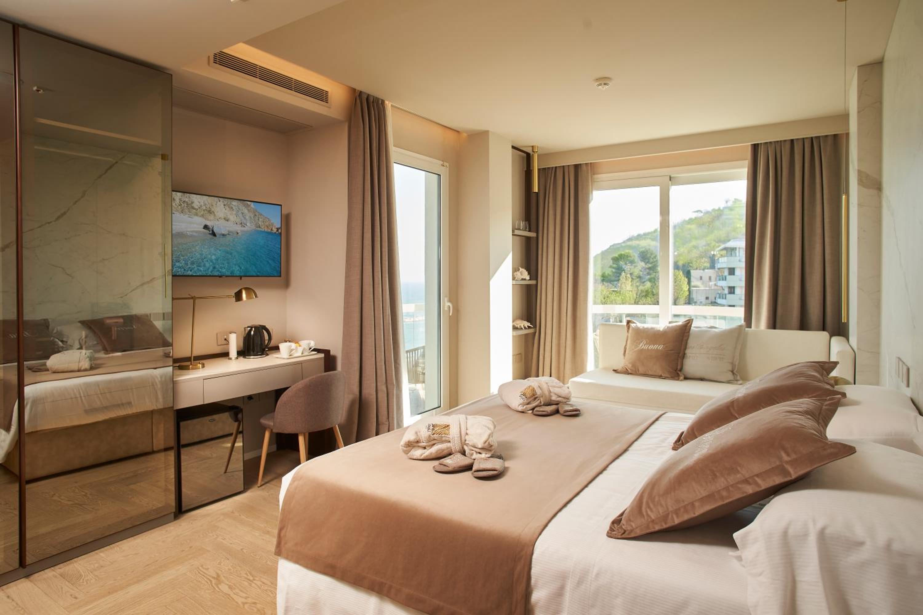 Junior Suite with Sea View - Photo 1