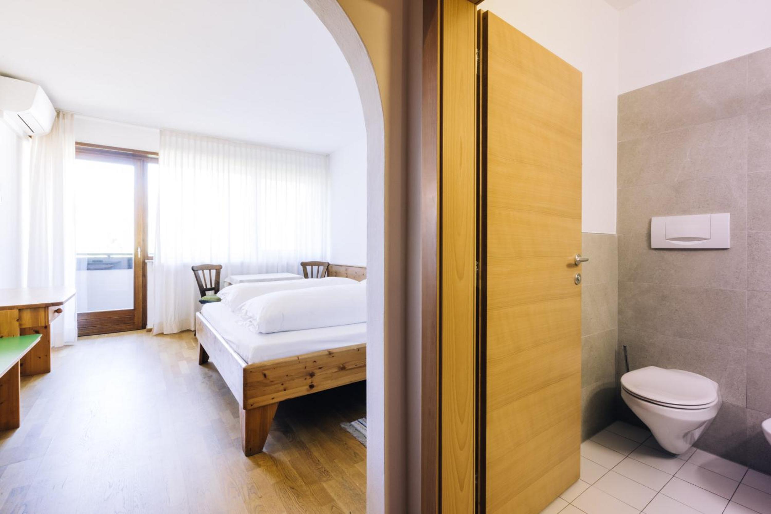 Deluxe Double Room with Balcony - Photo 5