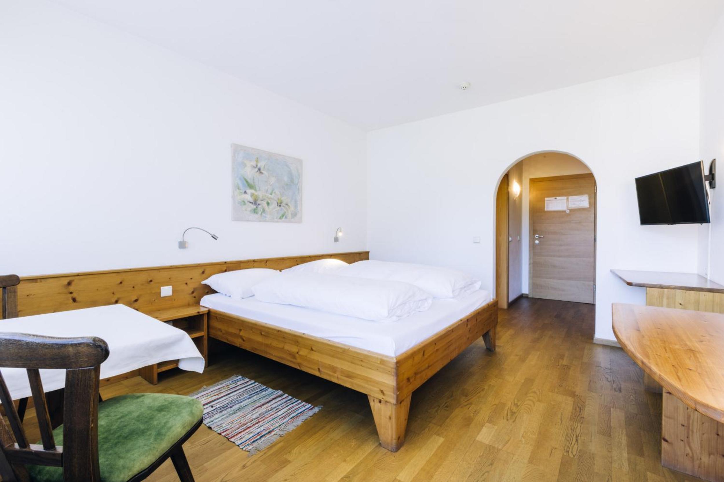 Deluxe Double Room with Balcony - Photo 8