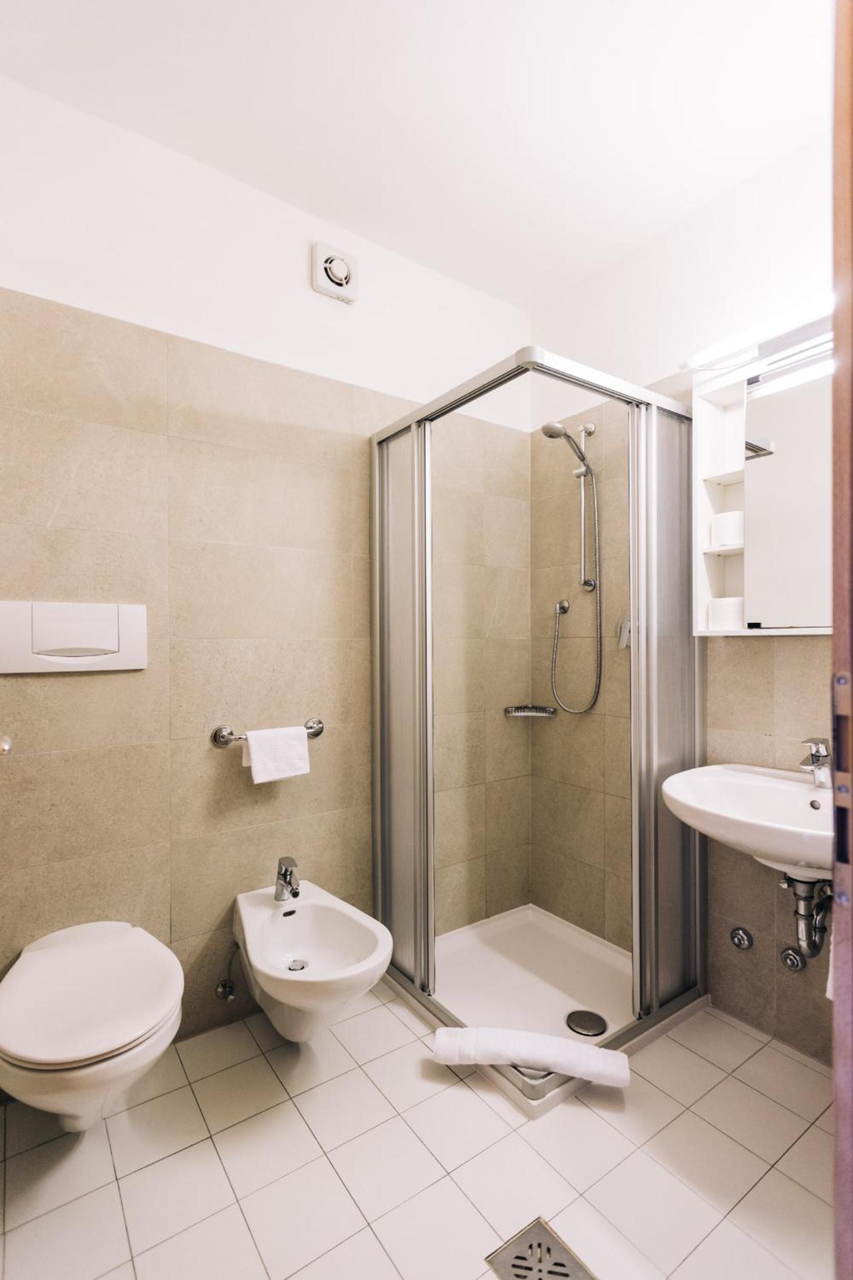 Deluxe Double Room with Balcony - Photo 6