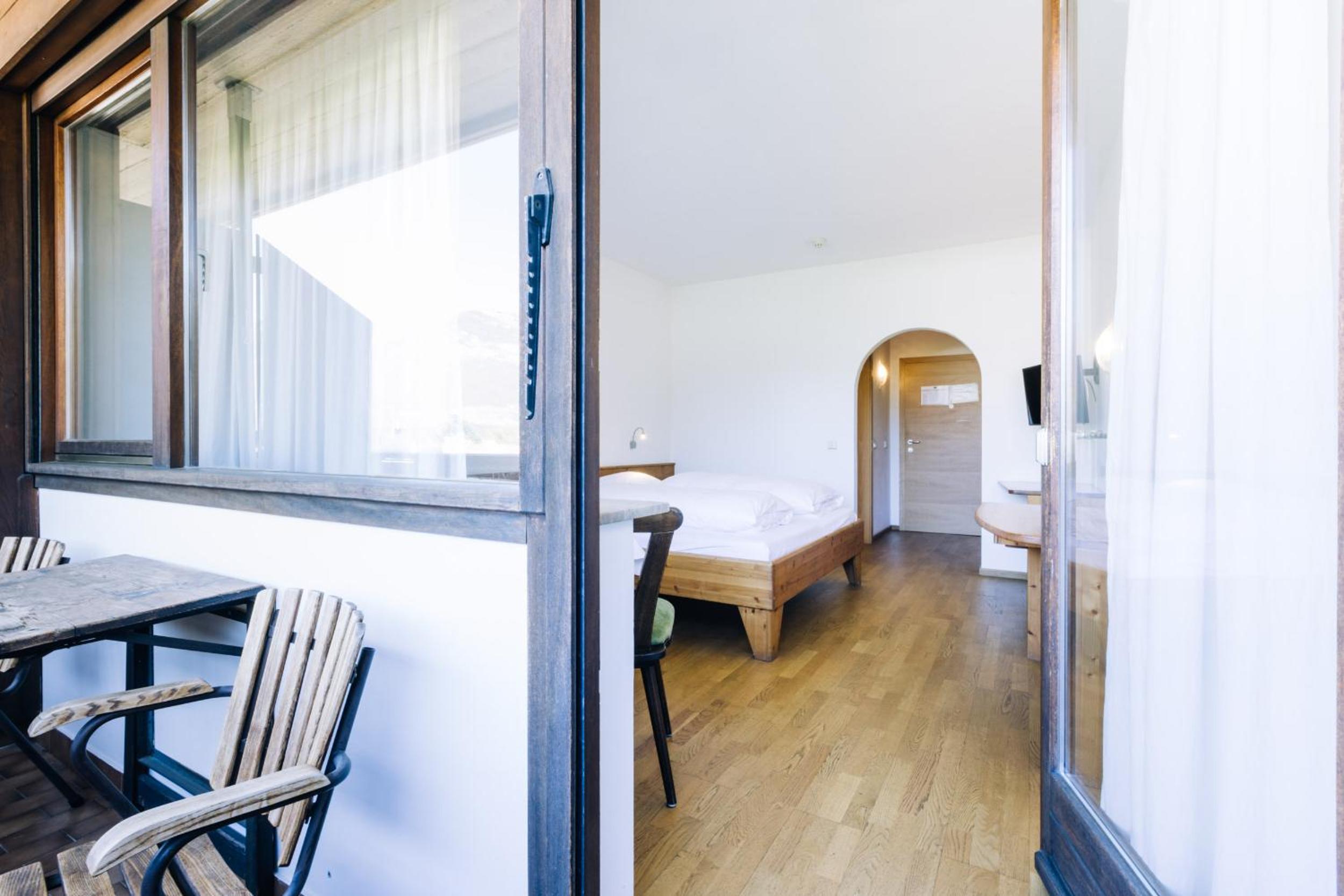 Deluxe Double Room with Balcony - Photo 10
