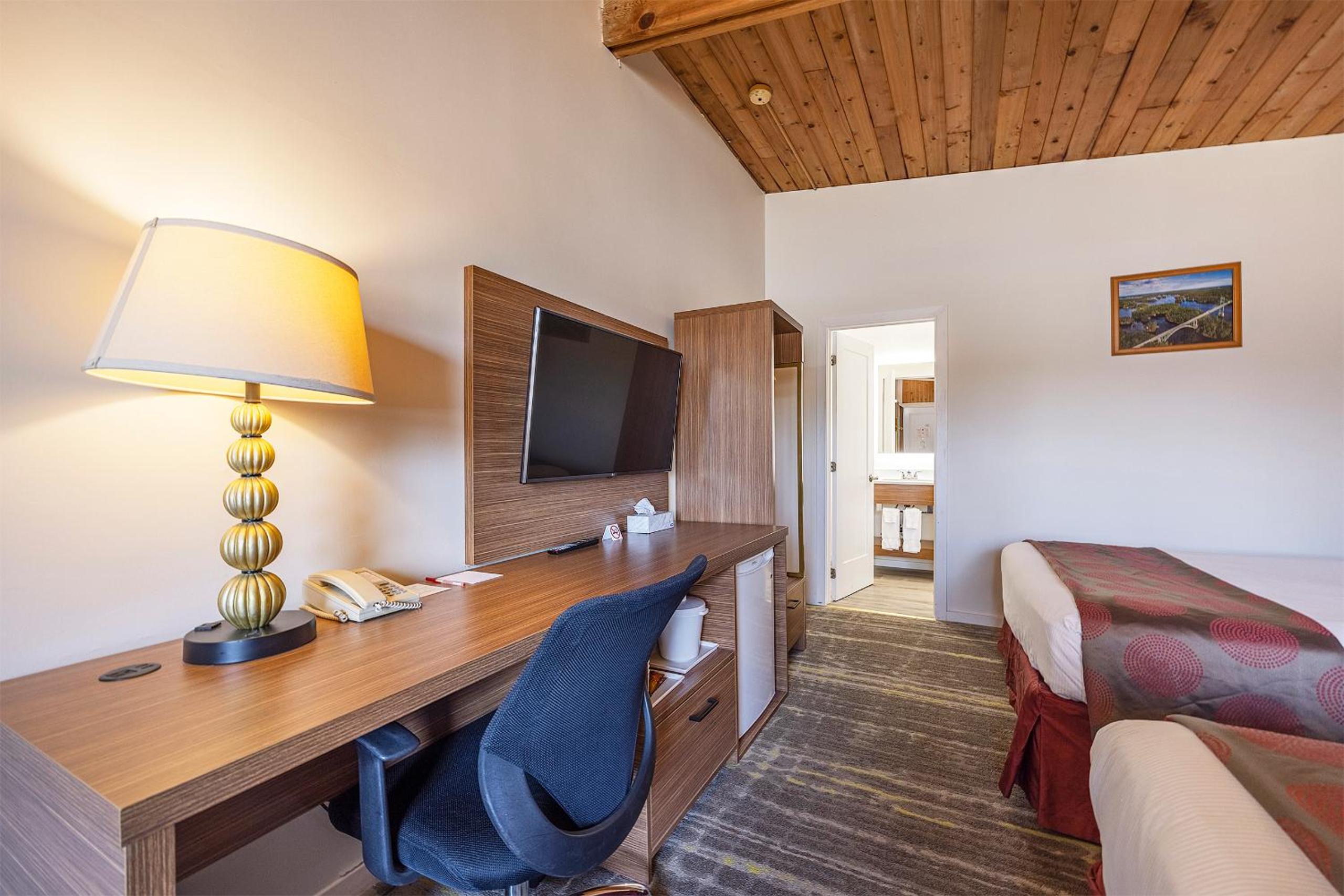 Deluxe Queen Room with Two Queen Beds - Non-Smoking - Photo 6
