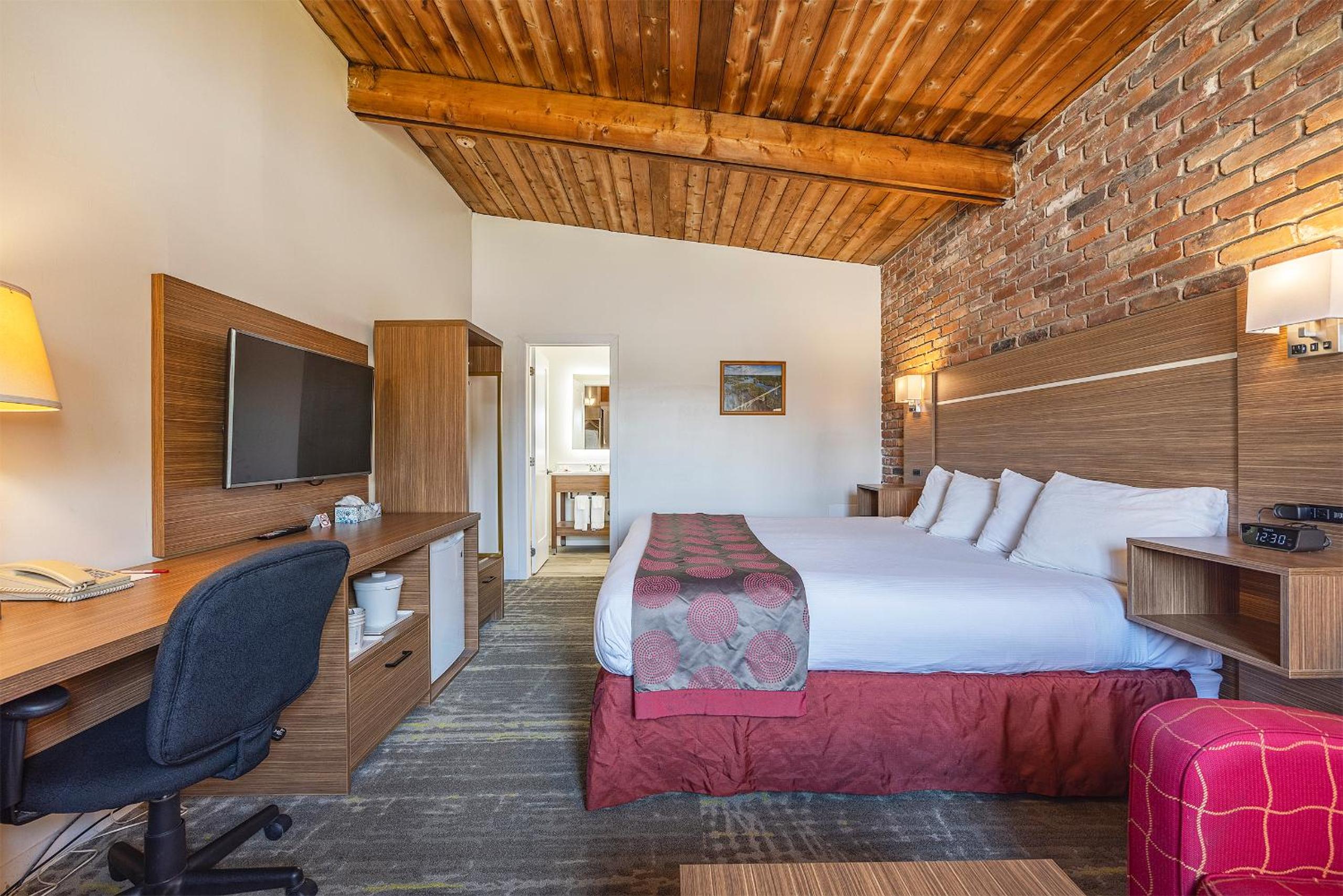 Deluxe King Room - Non-Smoking - Photo 1