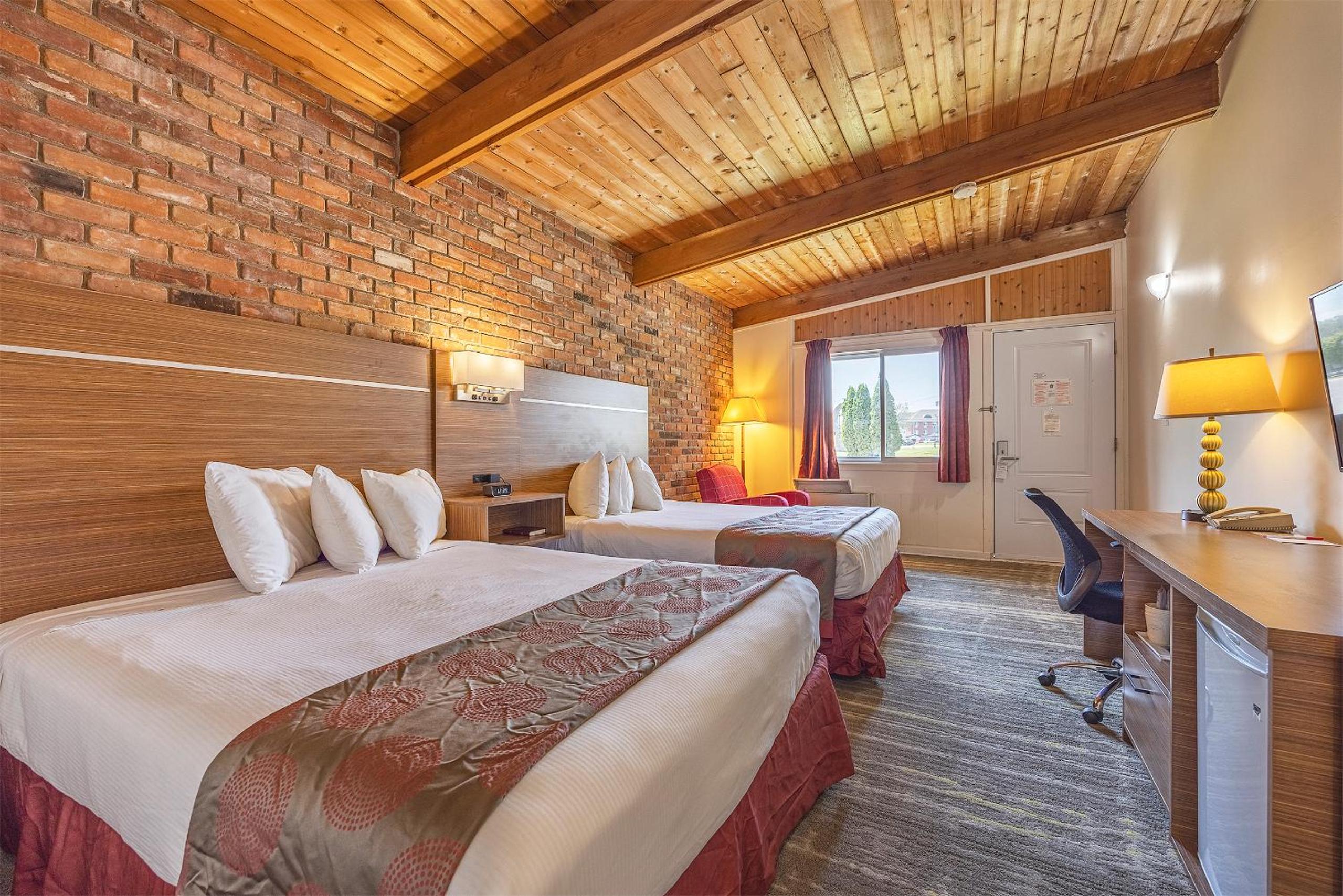 Deluxe Queen Room with Two Queen Beds - Non-Smoking - Photo 5