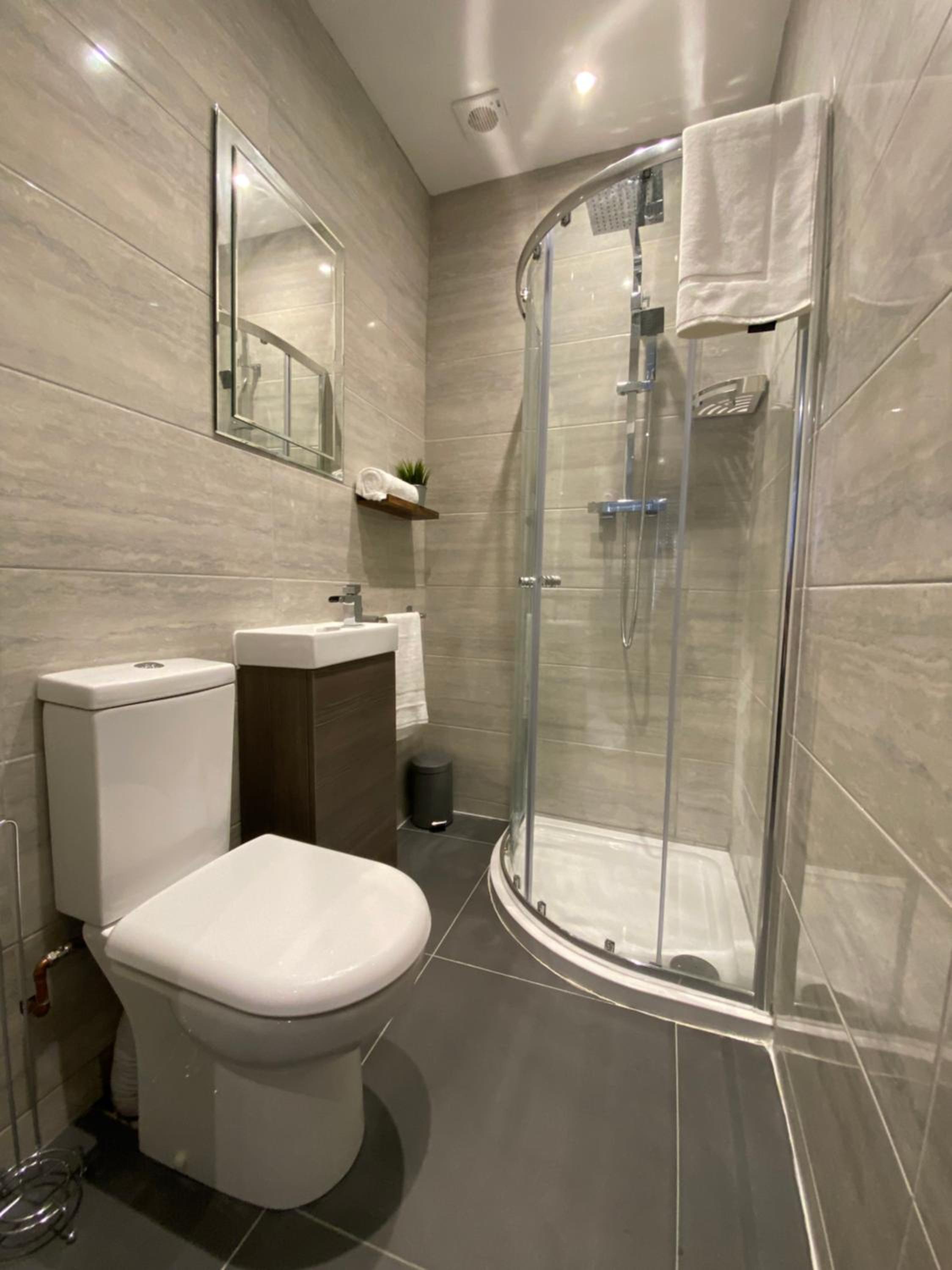 Apartment with Shower photo 3