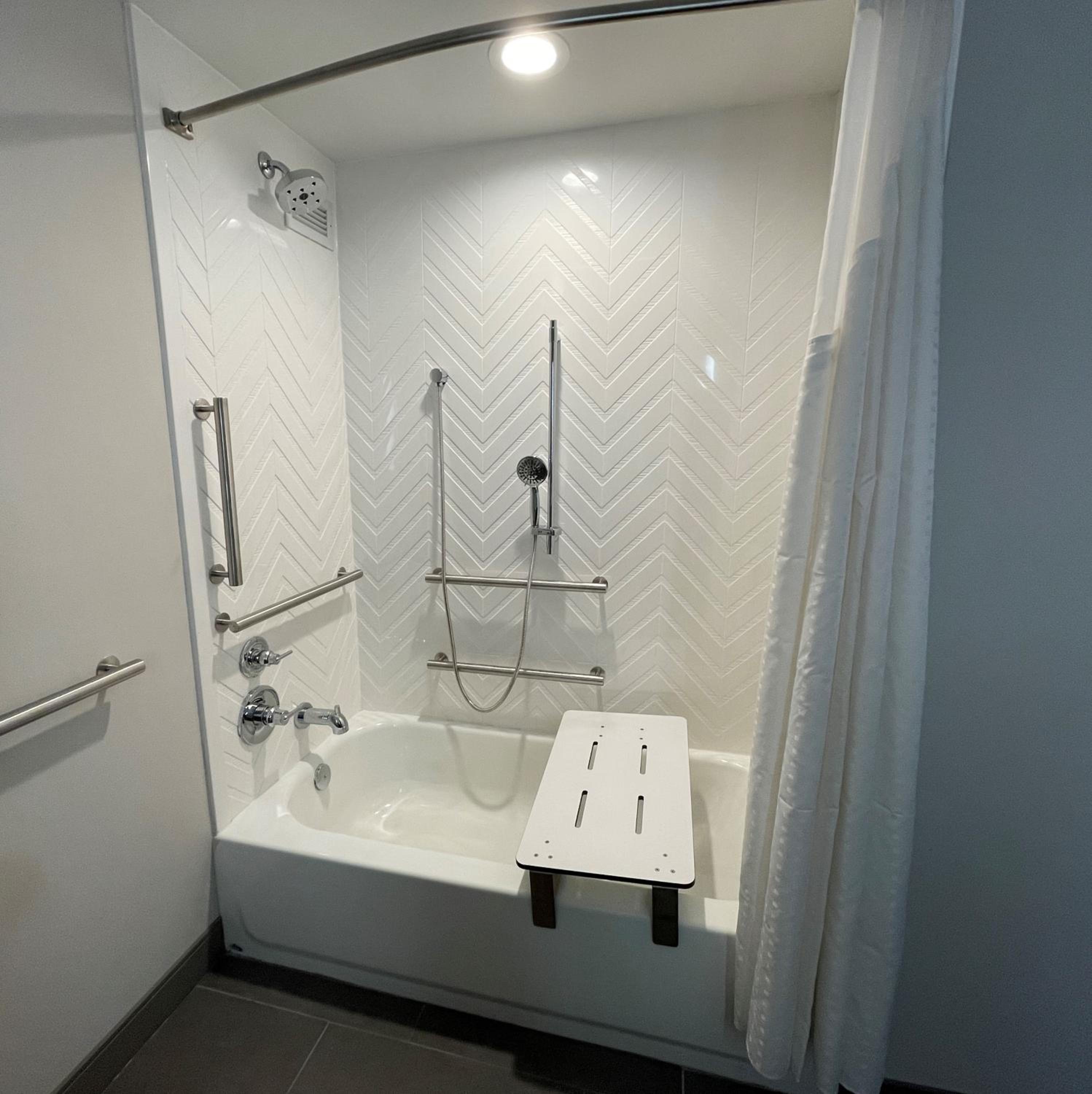 King Room with Accessible Tub - Mobility Access - Photo 5