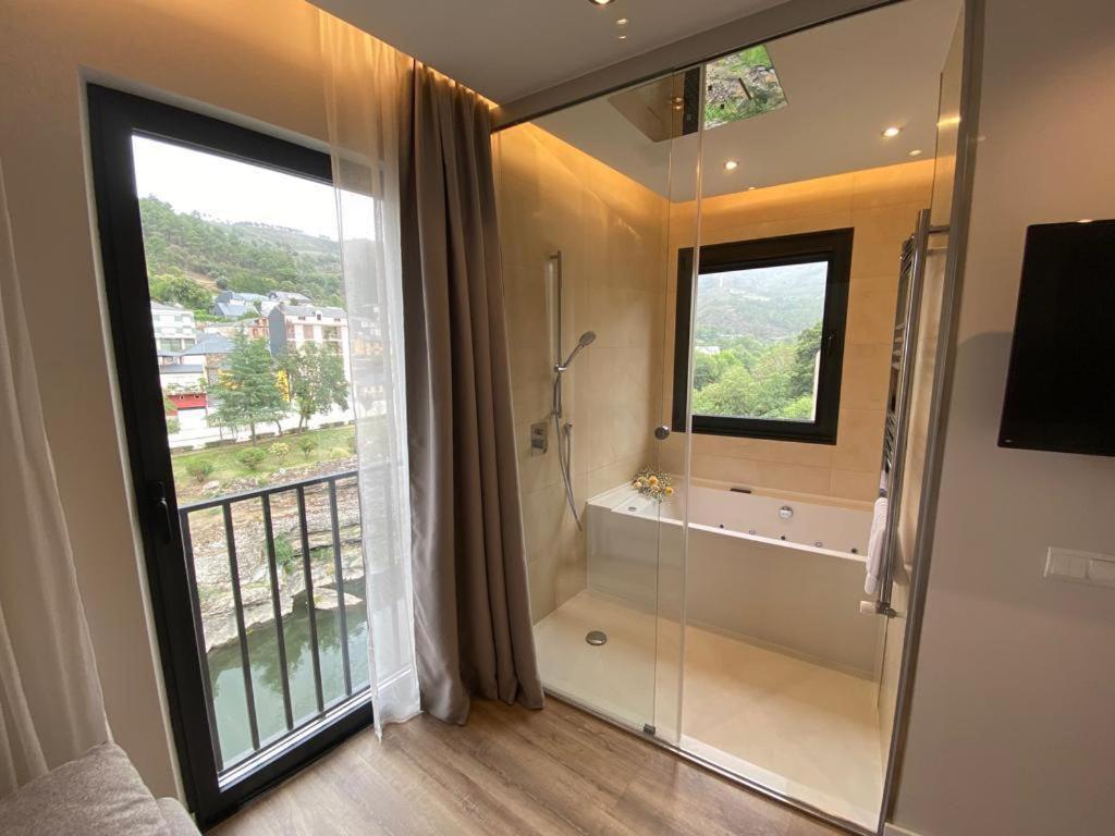 Deluxe Suite with Spa Bath photo 3