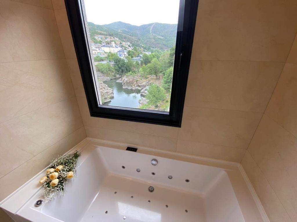 Deluxe Suite with Spa Bath photo 2