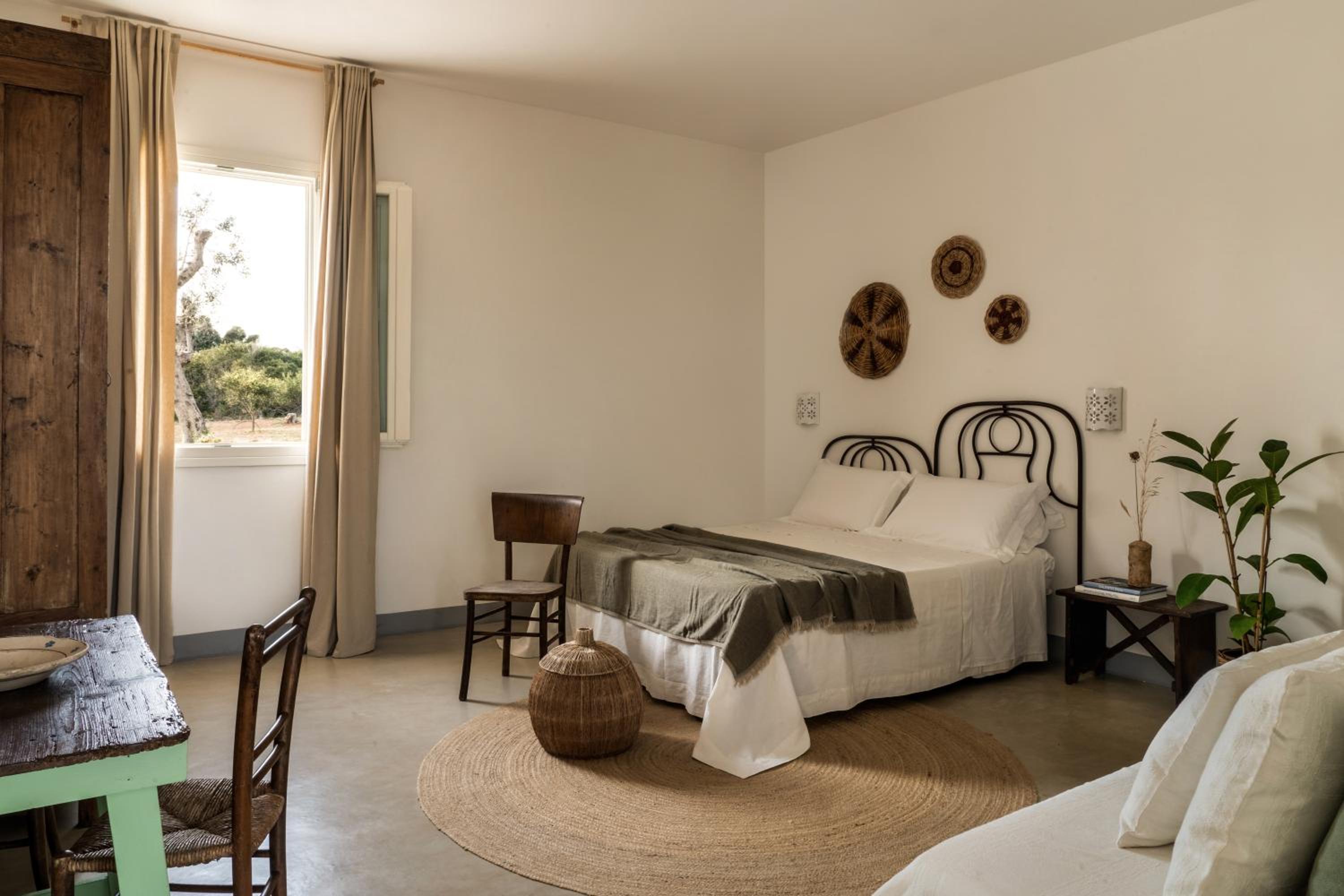 Deluxe Room (2 Adults + 1 Child)