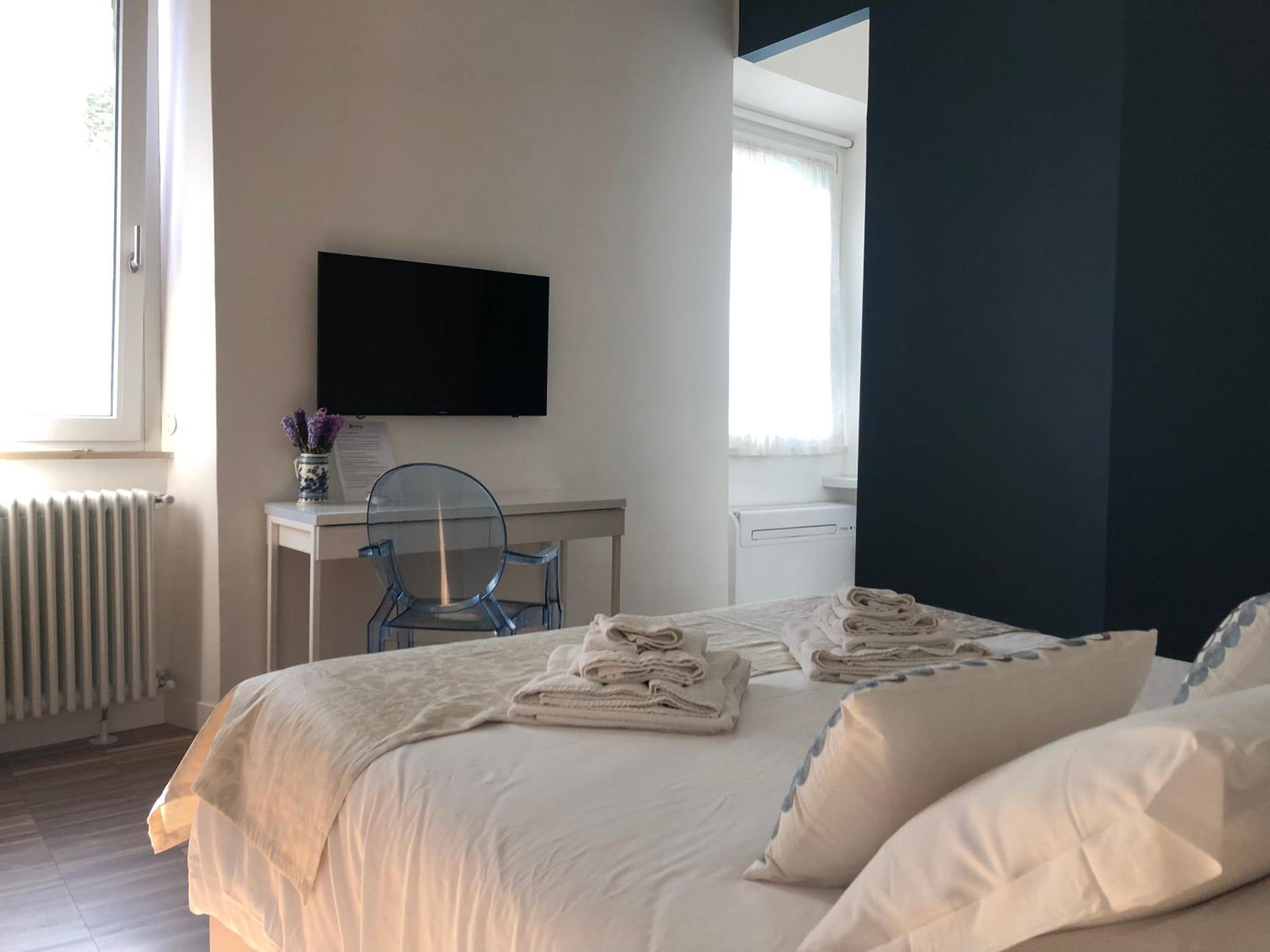 Large Double Room - Photo 4