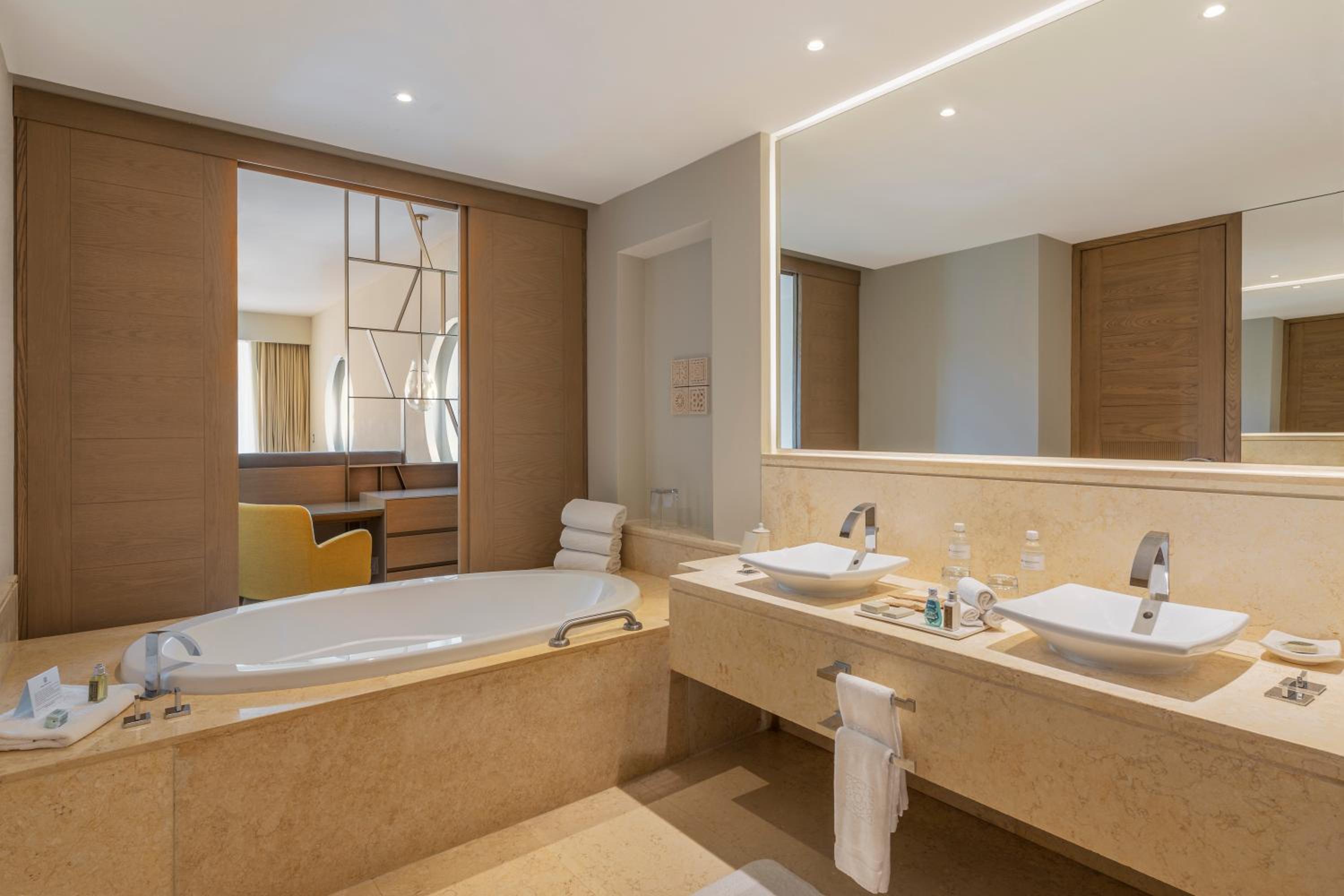 Ambassador Pool Suite Ocean View - Photo 6