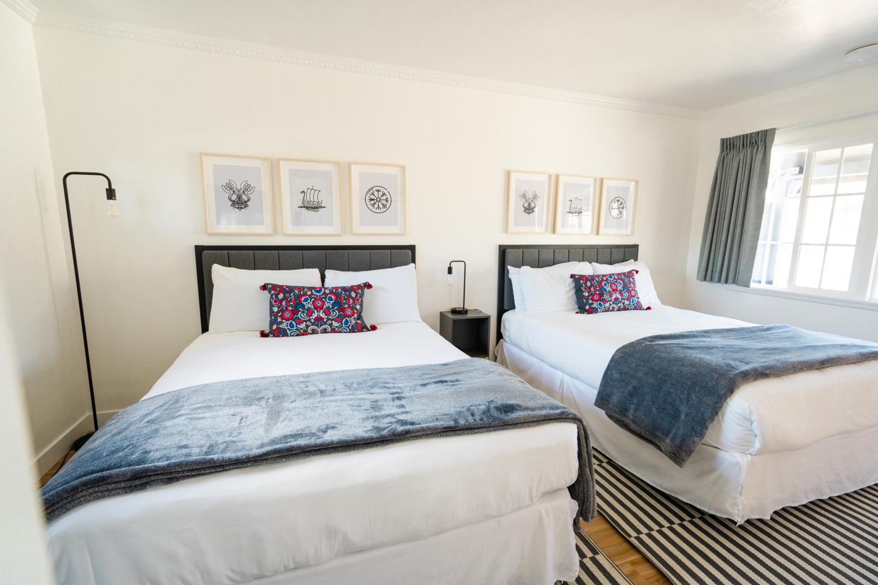 Standard Queen Room with Two Queen Beds photo 3