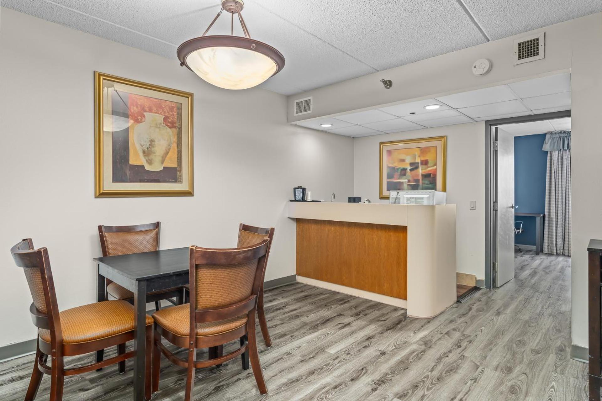 King Suite - Non-Smoking photo 3