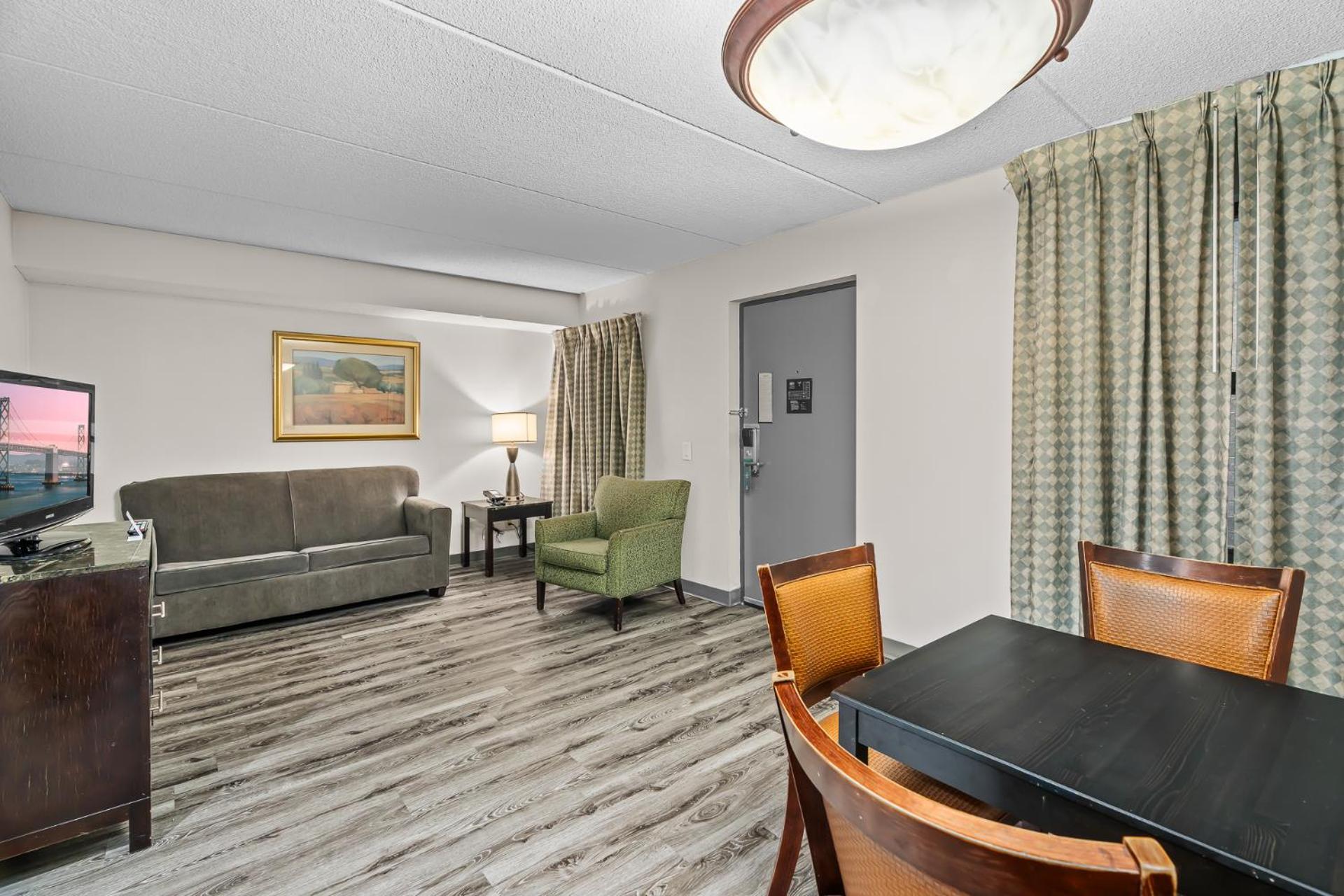 King Suite - Non-Smoking photo 2