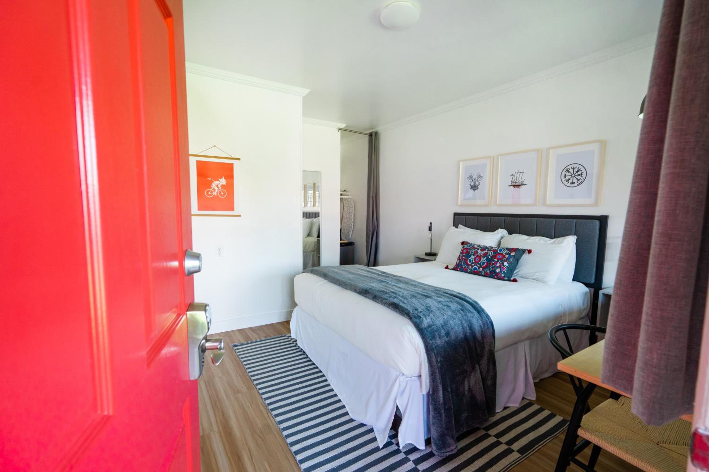 Standard Queen Room photo 2