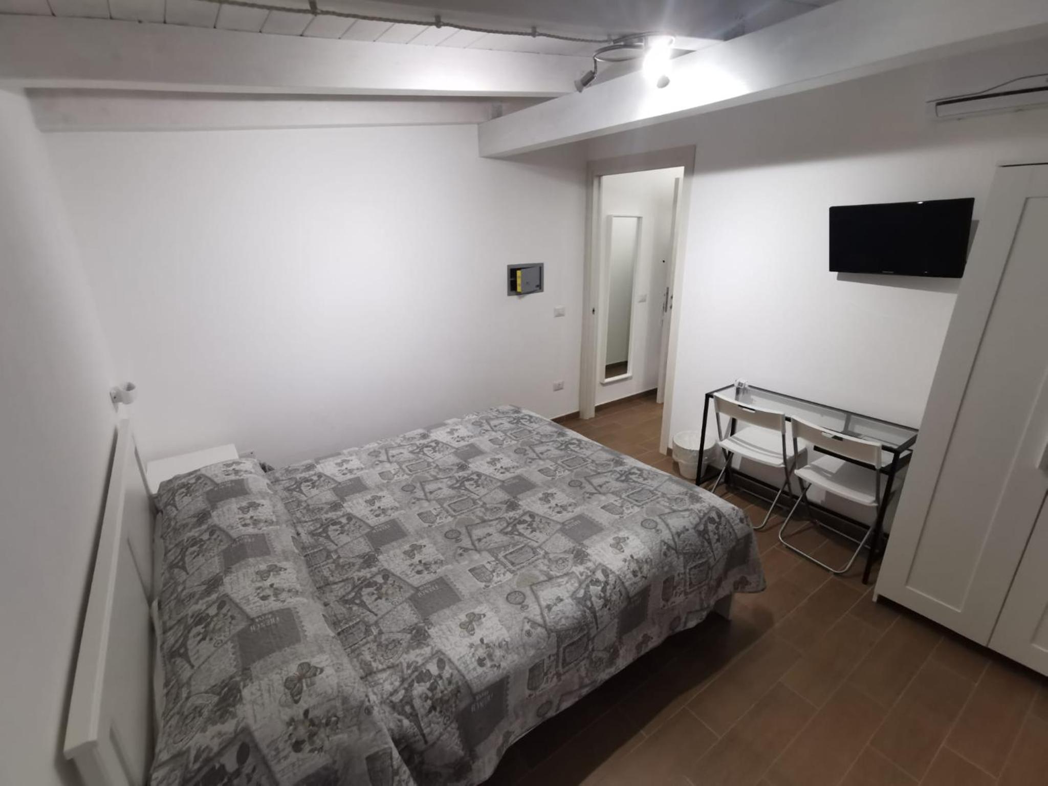 One-Bedroom Apartment - Photo 11