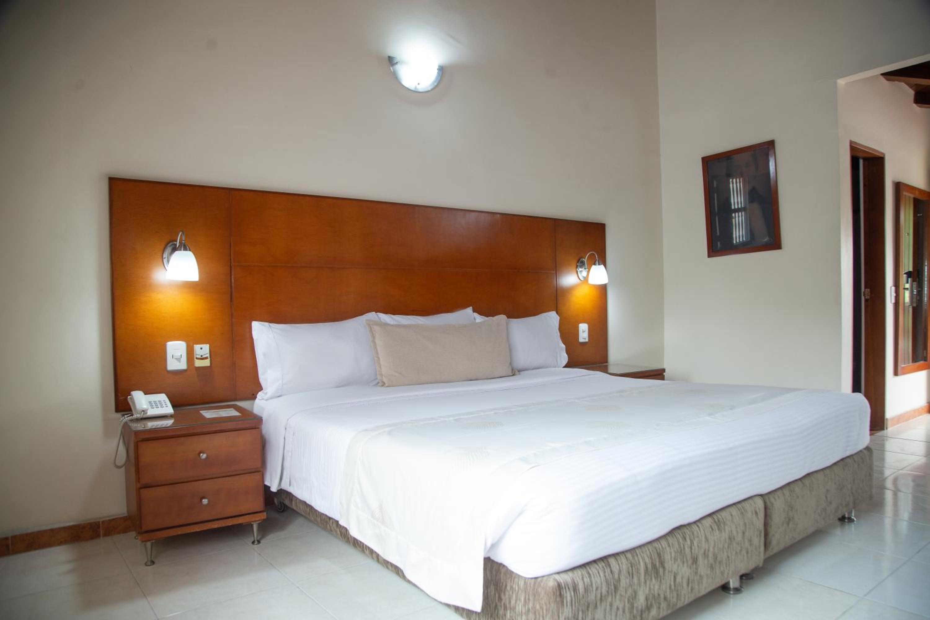King Executive Room - Non-Smoking - Photo 2