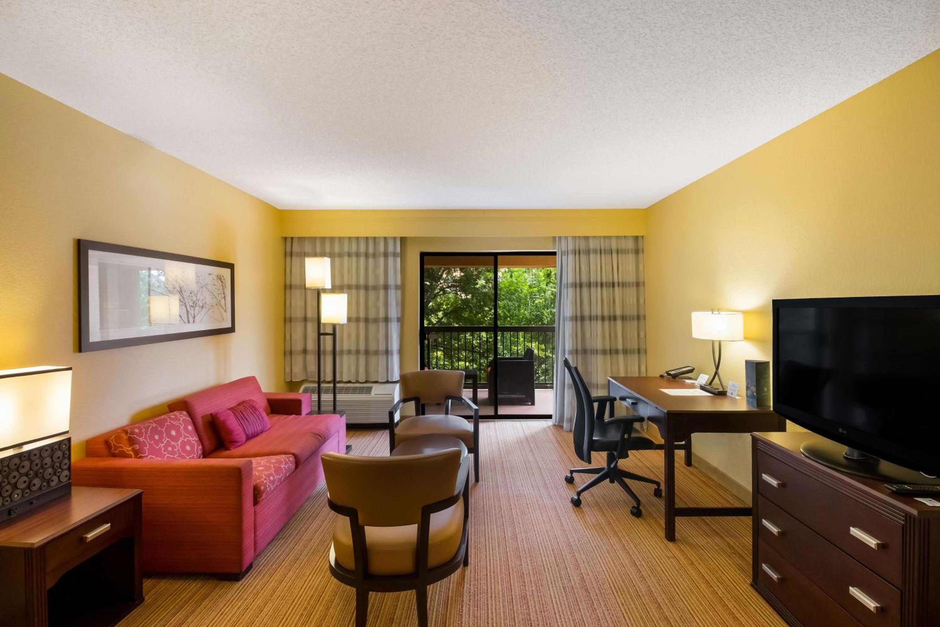 Suite - Photo 1